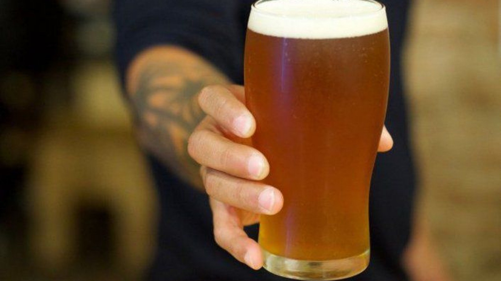 300 jóvenes se anotaron para vacunarse por una cerveza