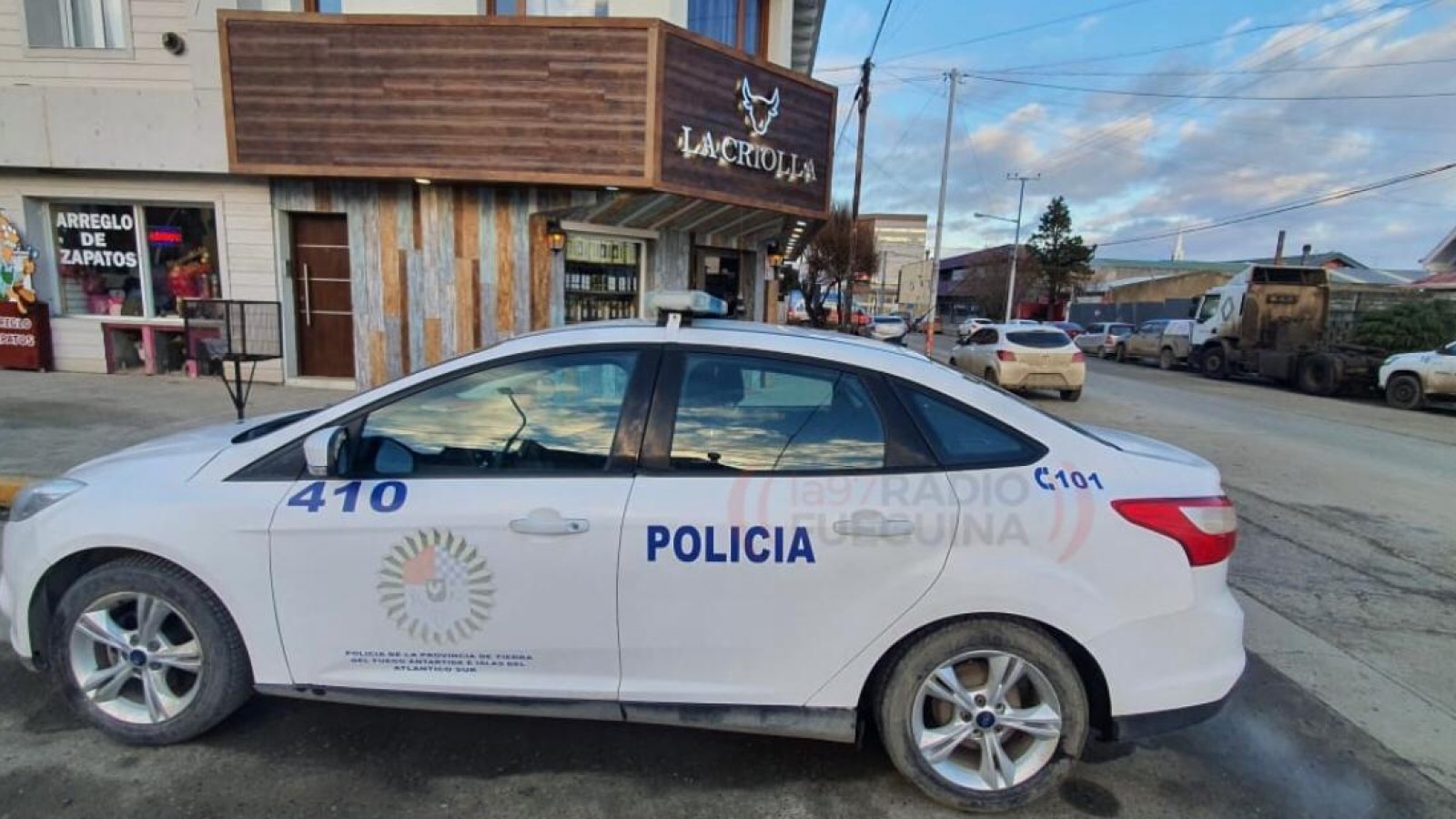 Robaron 20 botellas de fernet, 15 latas de cerveza y una pata de jamón crudo