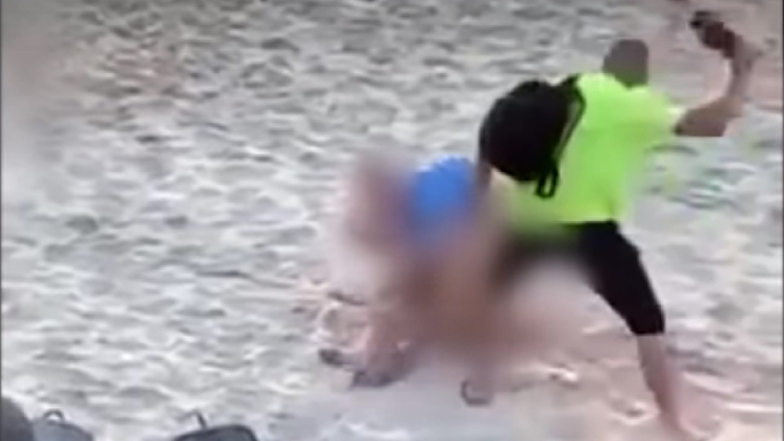 Una pareja tenía sexo desenfrenado en una playa y los agarraron a “ojotazos”