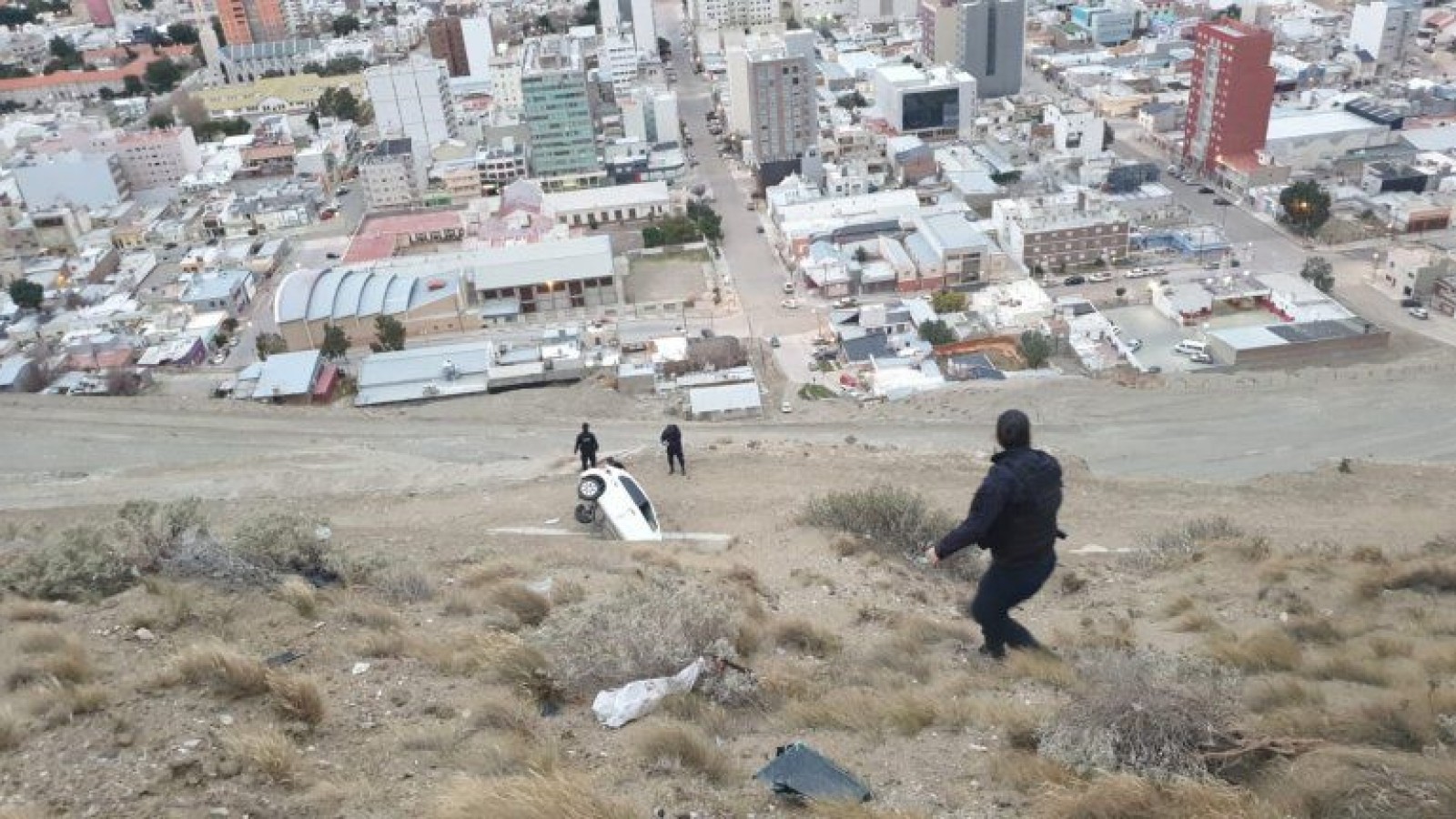 Auto se despistó y cayó por el cerro Chenque