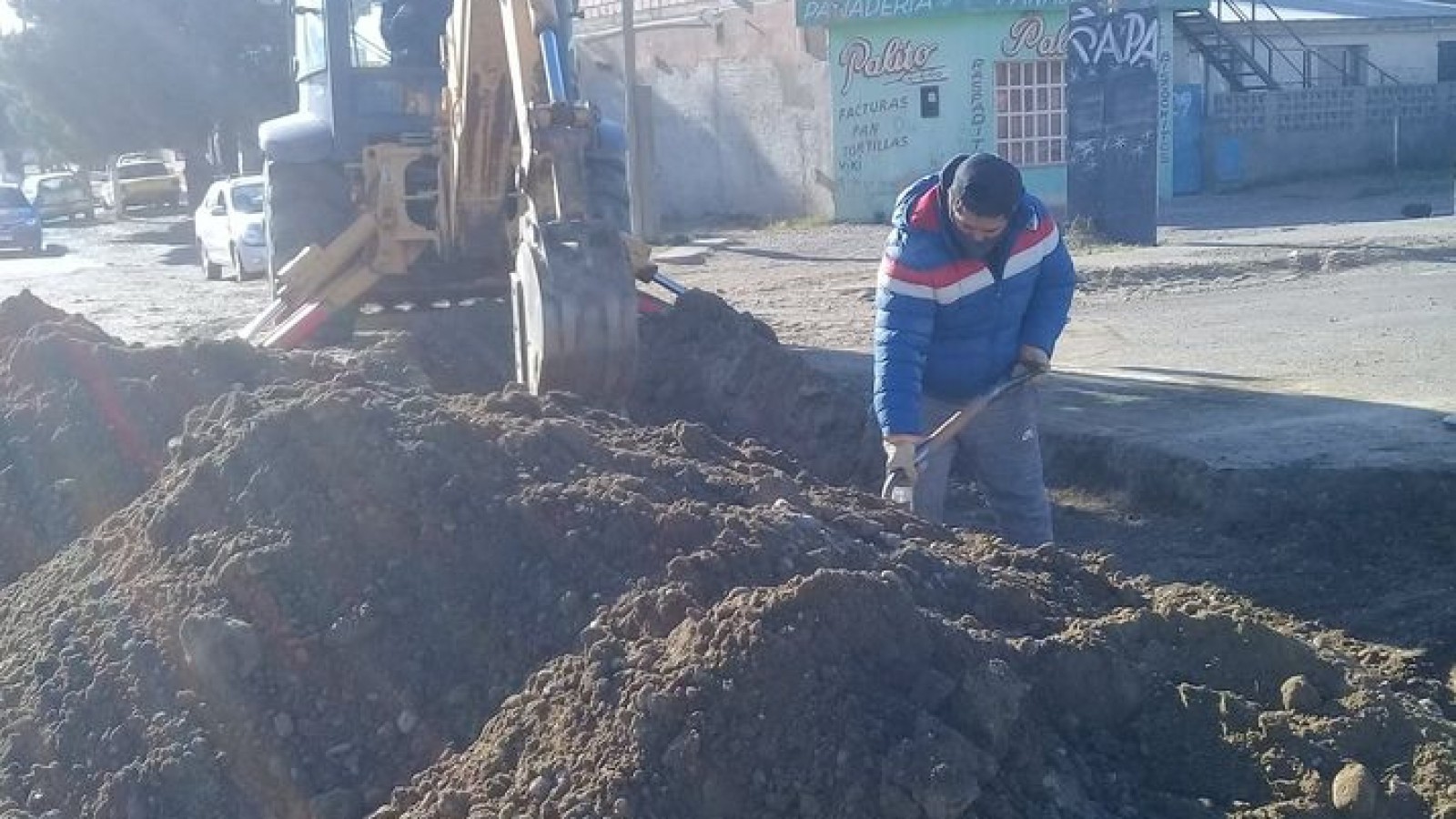 La Secretaría de Obras Públicas de Caleta Olivia trabaja en el mejoramiento de calles en diferentes puntos de la ciudad