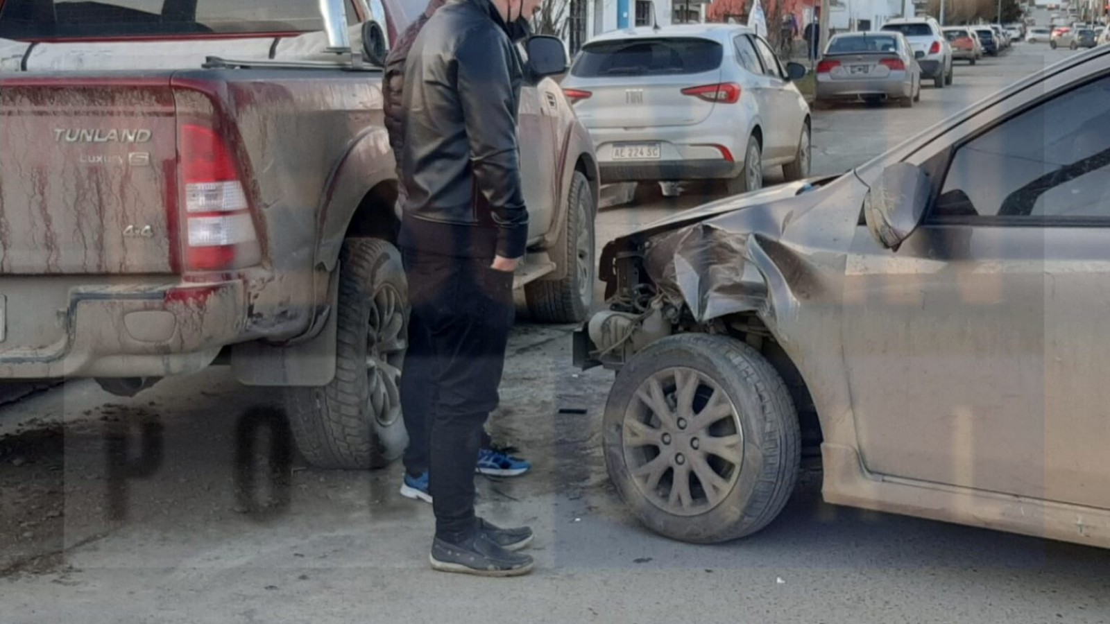 A una conductora se le cayó una torta dentro del auto y terminó chocando