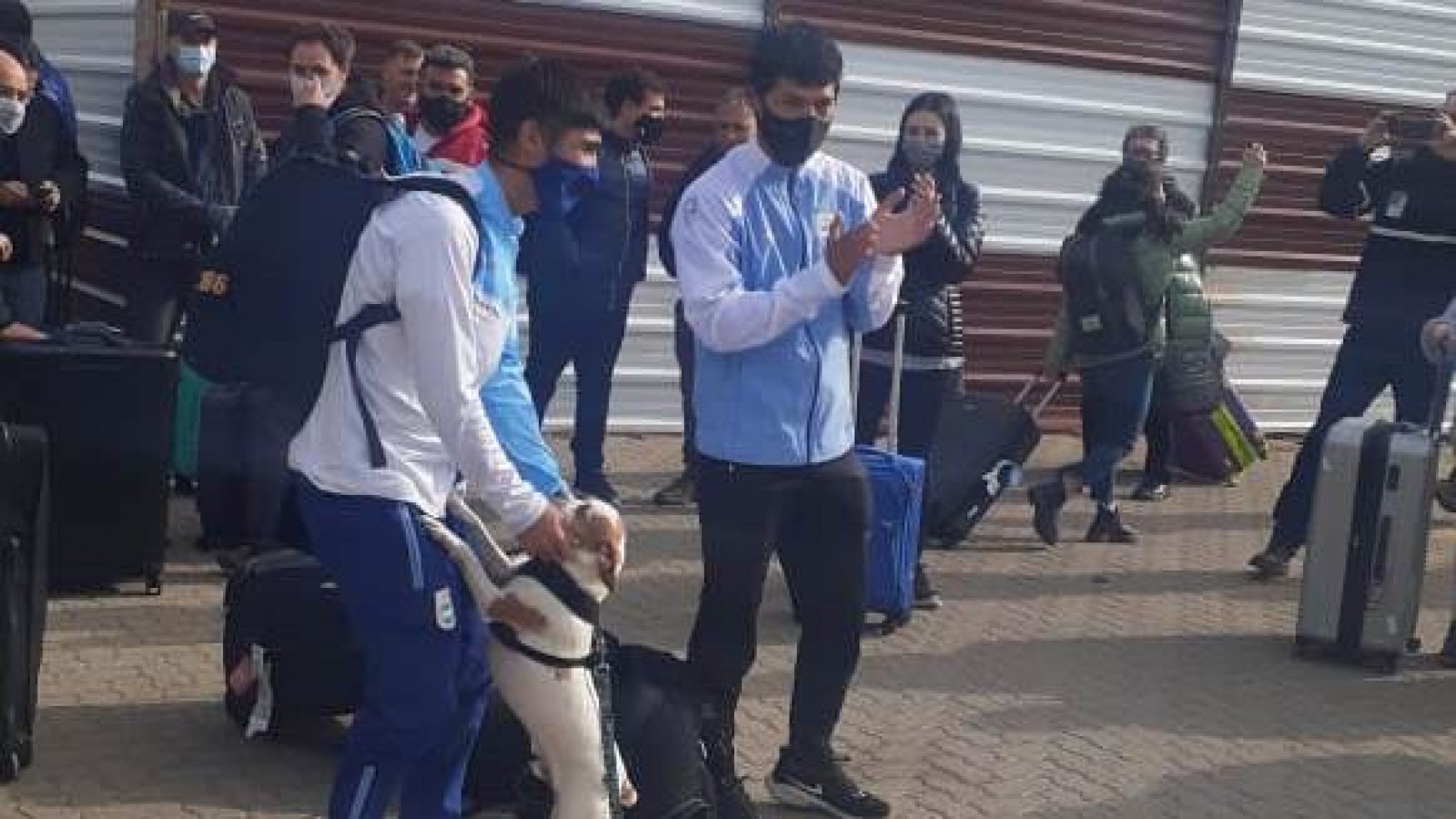 Ovacionados: el maratonista olímpico Eulalio "Coco" Muñoz y su entrenador Rodrigo Peláez regresaron a Esquel