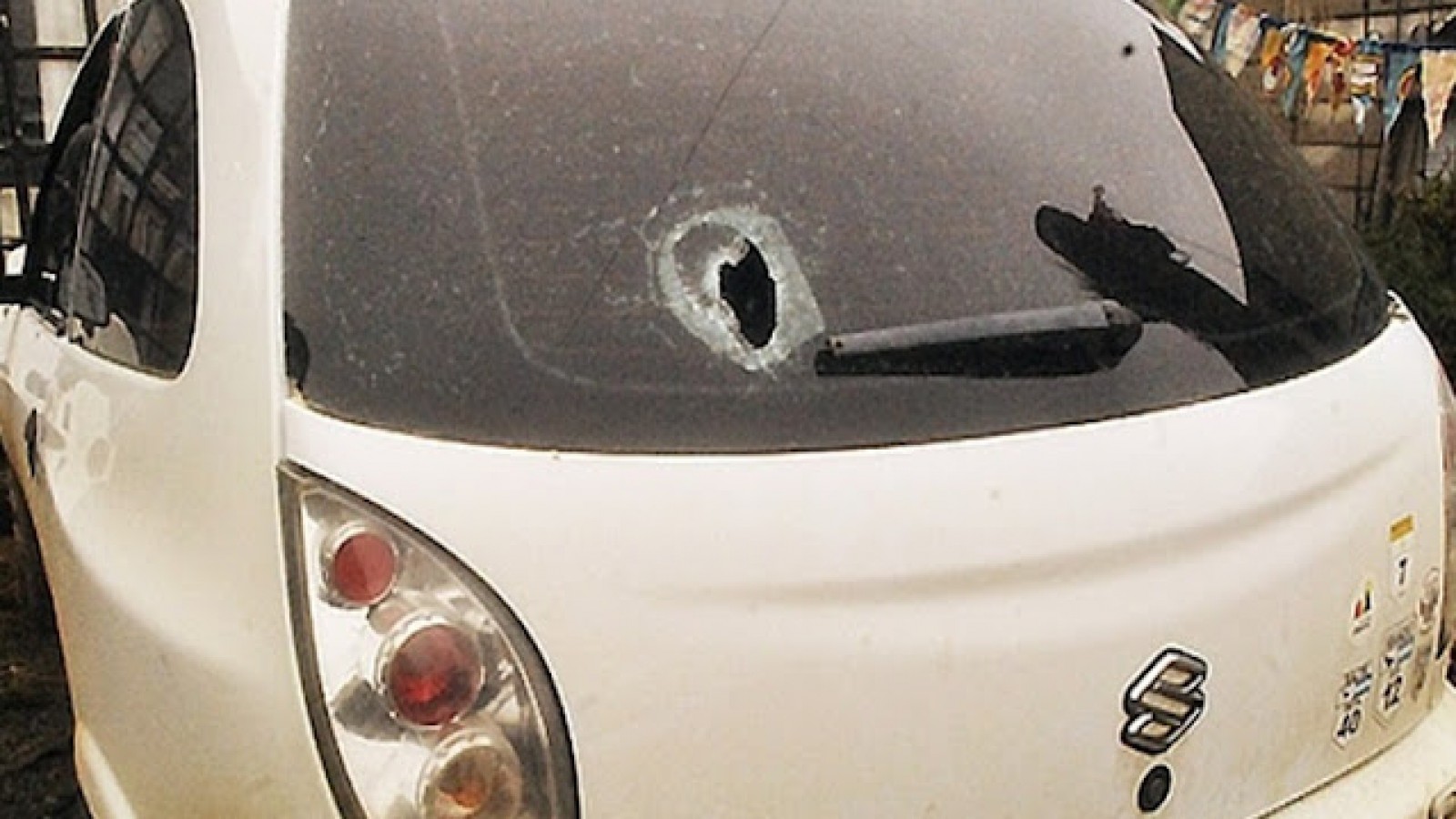 Fiesta clandestina terminó con un vehículo destrozado