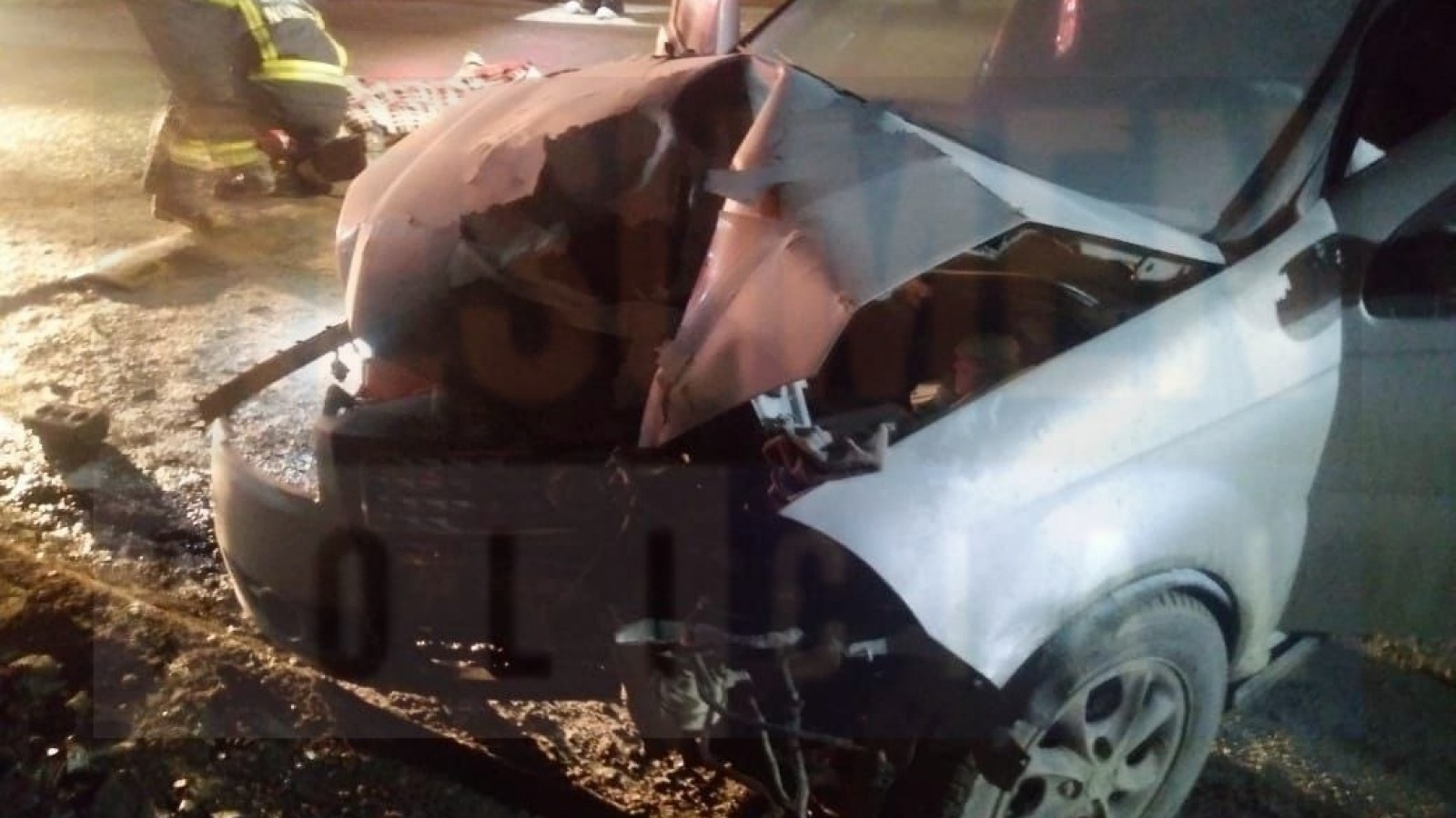 Un automóvil impactó un poste de alumbrado público en la ciudad de Ushuaia