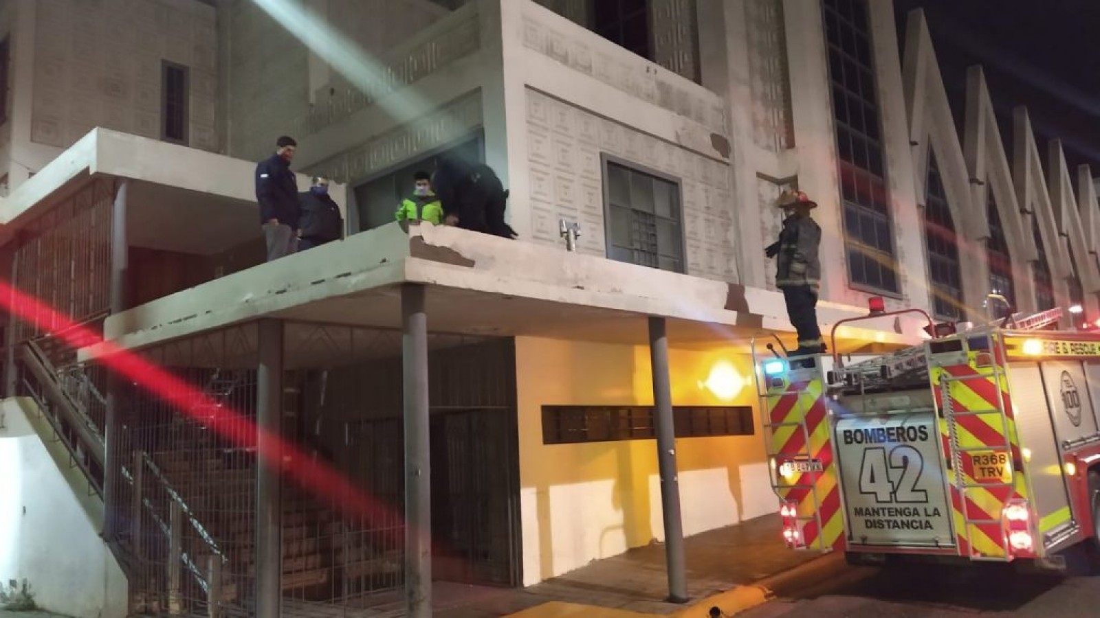 Rescataron a un joven que quería tirarse desde el techo de la Catedral