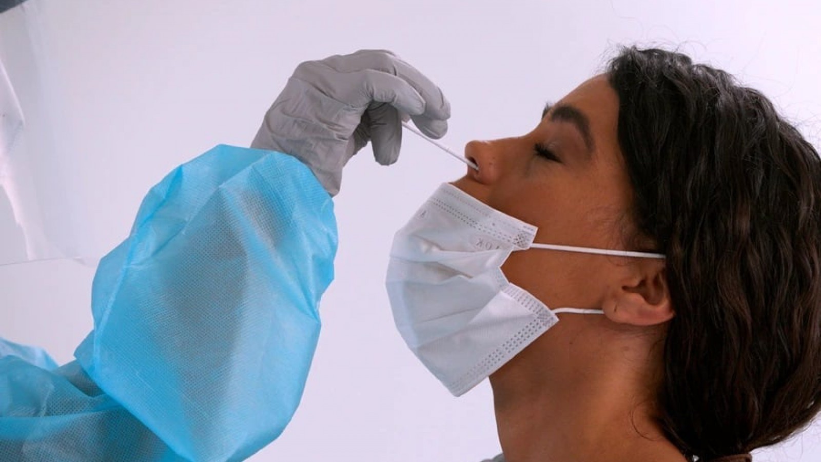 Alerta en Caleta Olivia: aislaron a 20 personas y sospechan casos Ómicron o Delta