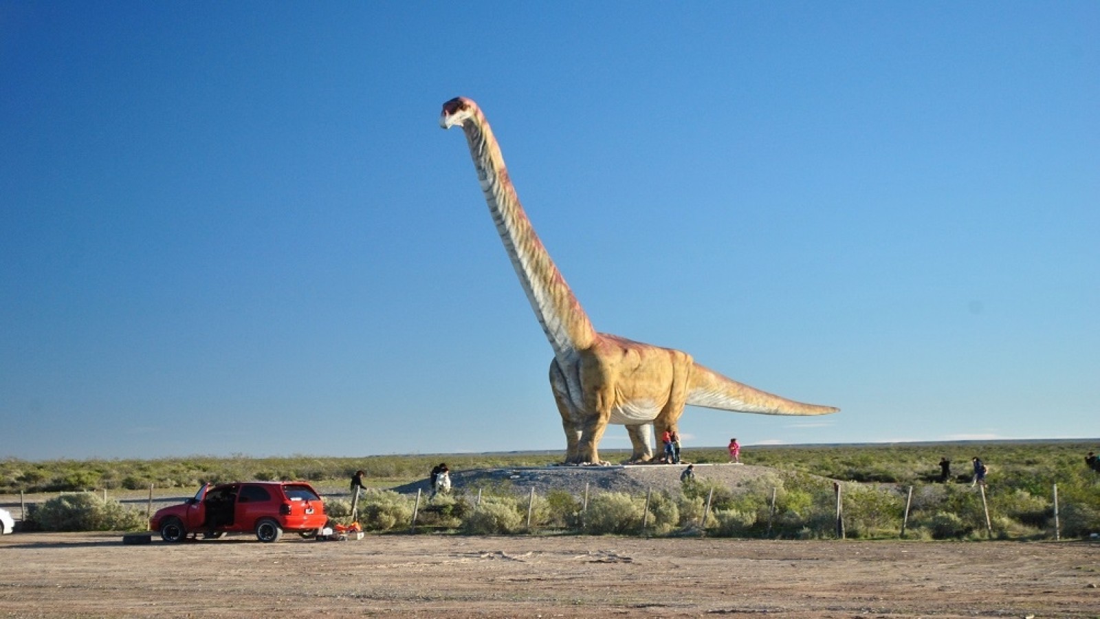 Trelew: harán baños públicos y una confitería en la réplica de dinosaurio sobre la RN 3