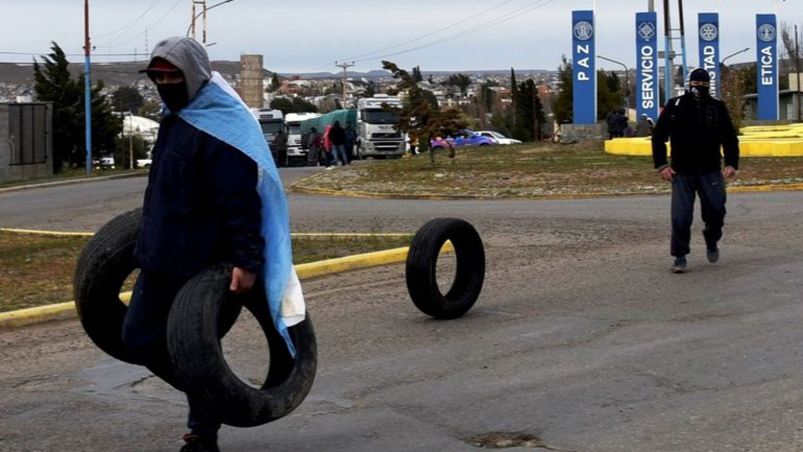 Operarios de Santa Cruz Sustentable  cortan la ruta en Caleta Olivia