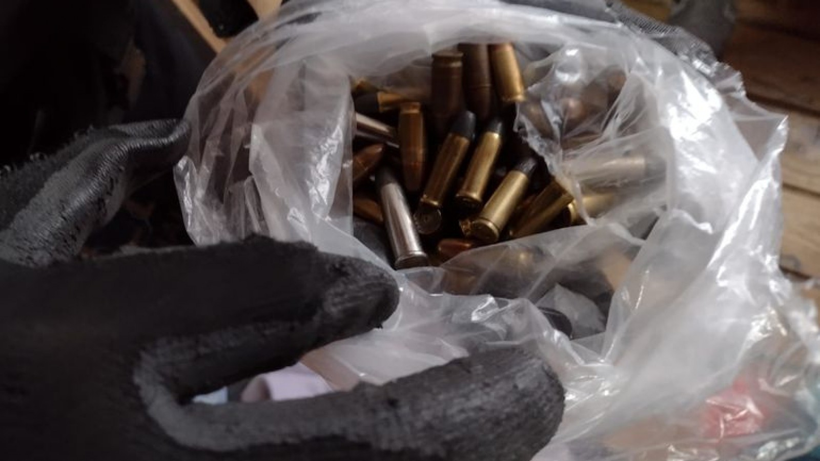 Le secuestran armas y drogas a un acusado de amenazar a su ex