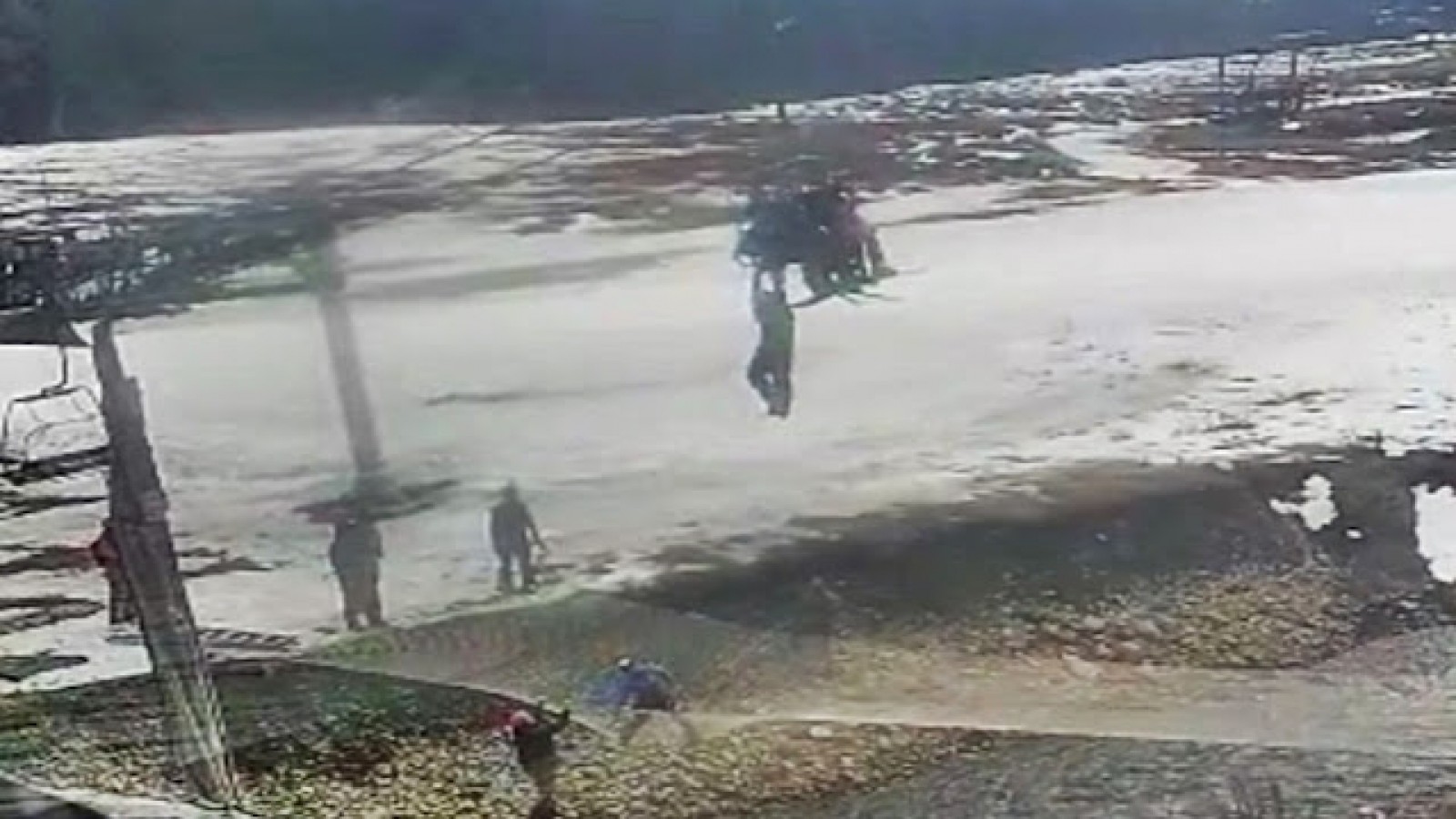 Cerro Castor un hombre debió arrojarse al quedar colgado de la aerosilla