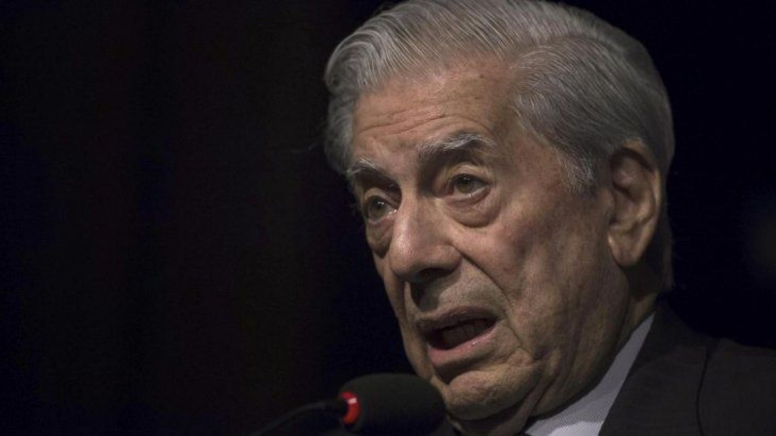 El escritor Mario Vargas Llosa reveló que fue víctima de abuso sexual