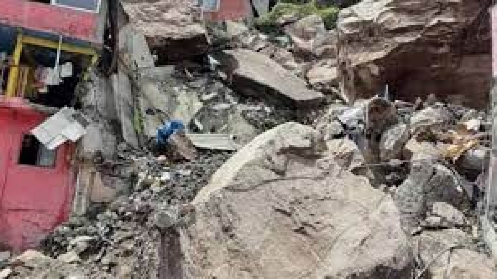 Al menos un muerto y 10 desaparecidos por deslave en un cerro de México