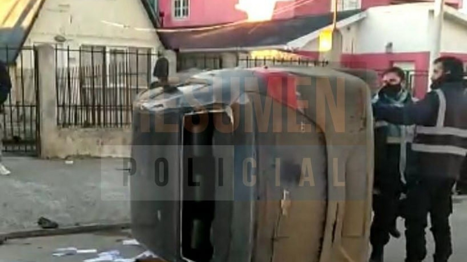 Volcaron un auto de madrugada de veda electoral cargando boletas partidarias y se escaparon