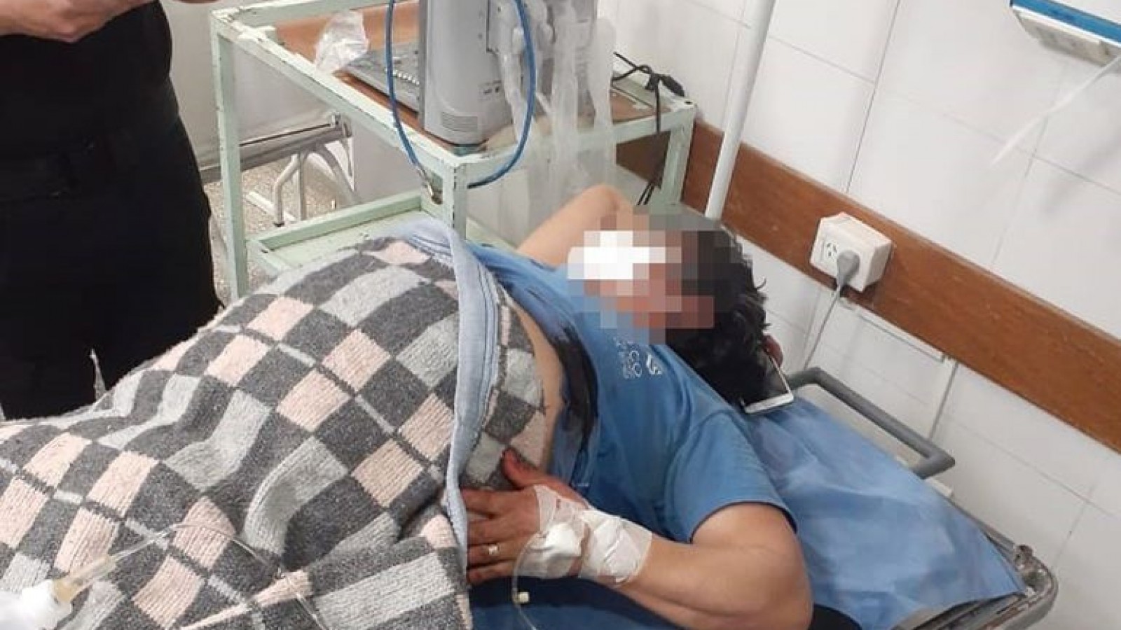 Tomaba cervezas con amigos y lo apuñalaron