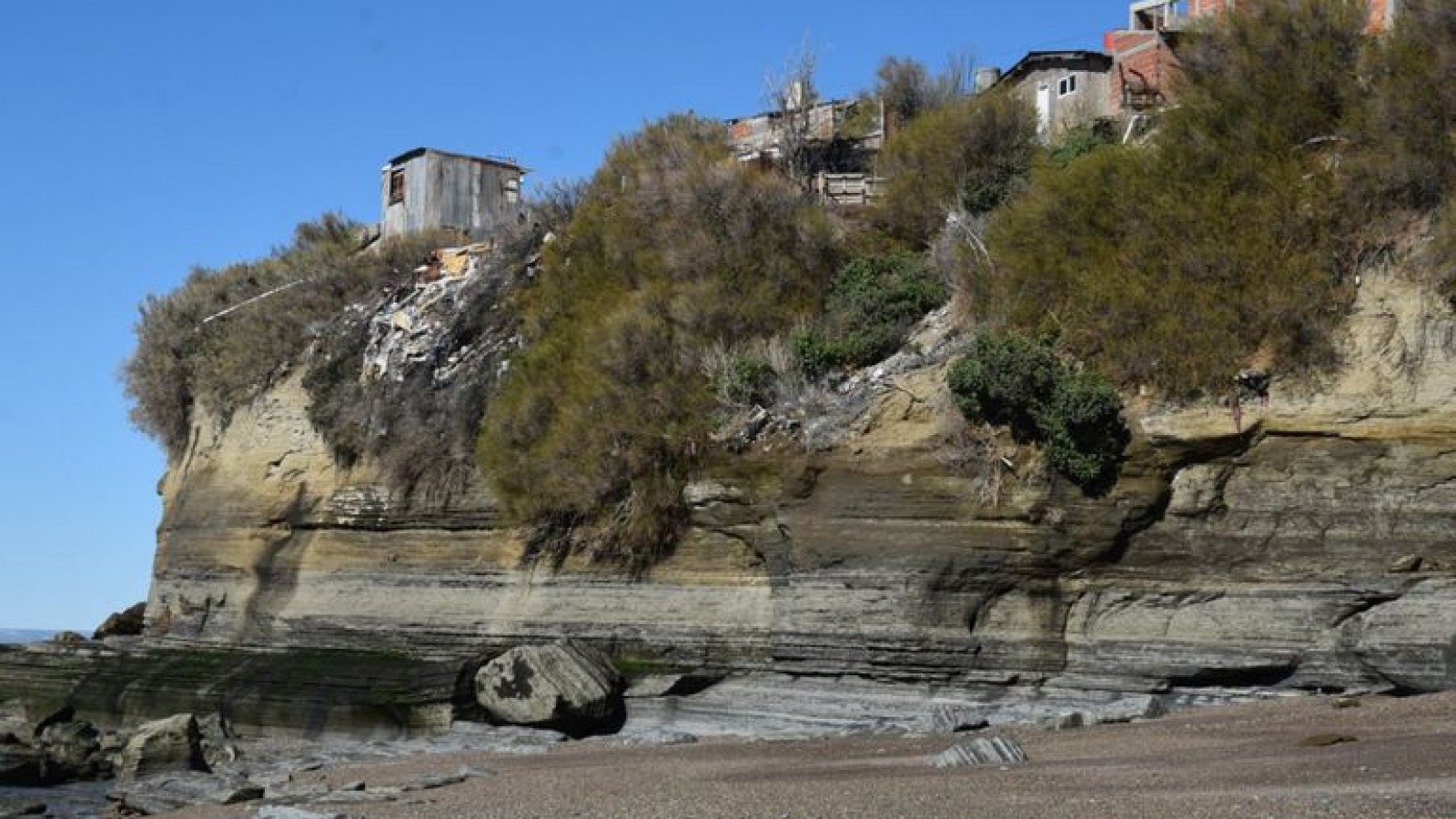 Alertan por peligro de desmoronamiento de viviendas en un acantilado de Caleta Olivia