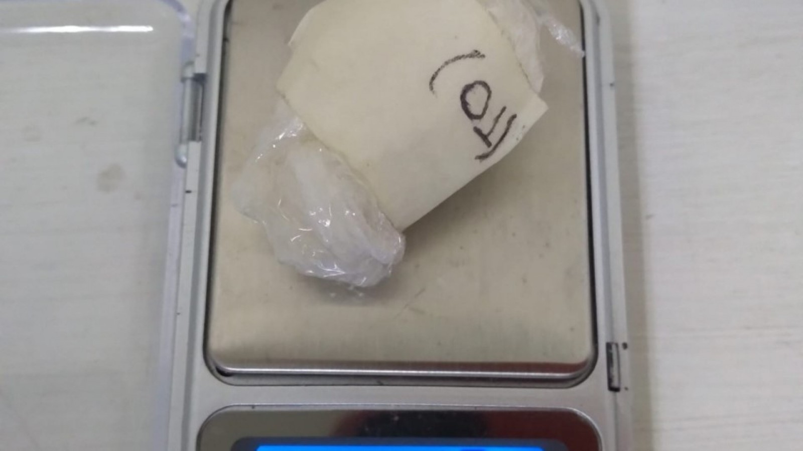 Se le reventó una cápsula de cocaína que llevaba dentro de su cuerpo y casi se muere