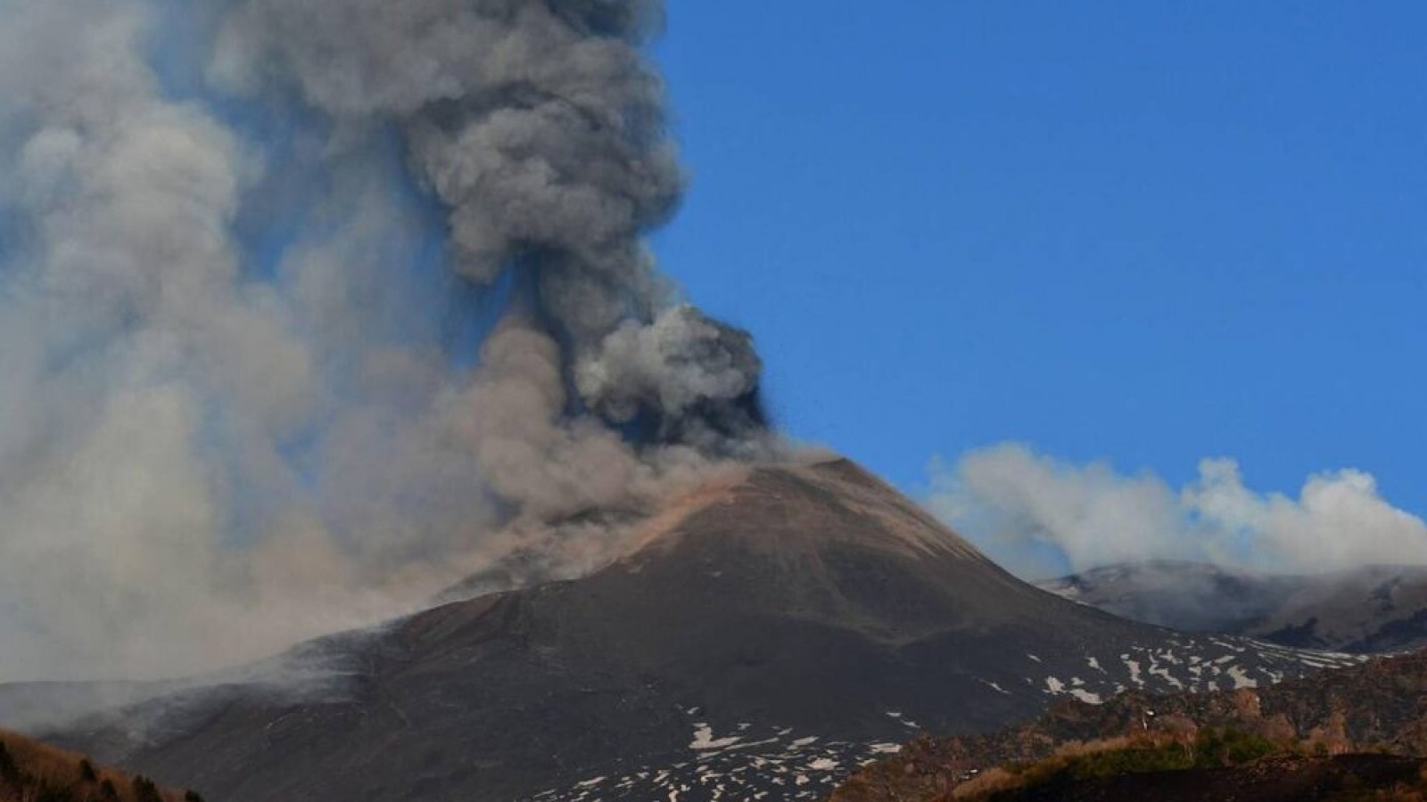 El volcán Etna también entró en erupción