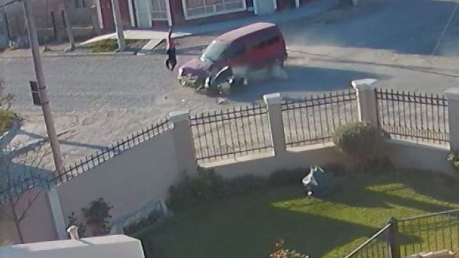 Un sujeto se topó con un accidente y le robó todo a la víctima