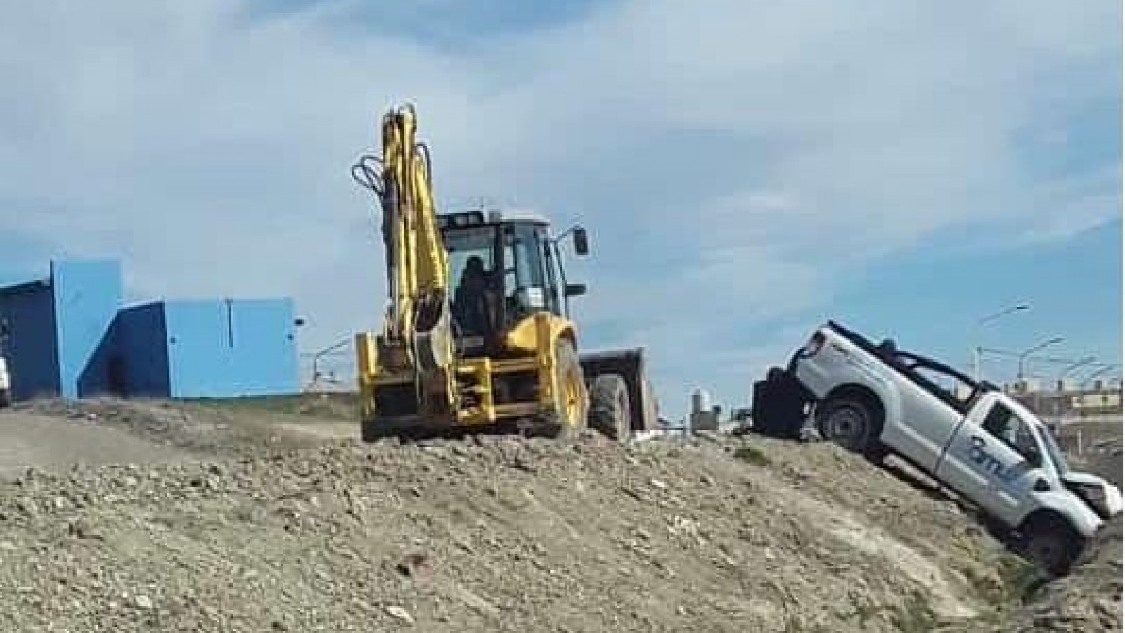 Una camioneta de Camuzzi cayó a un zanjón