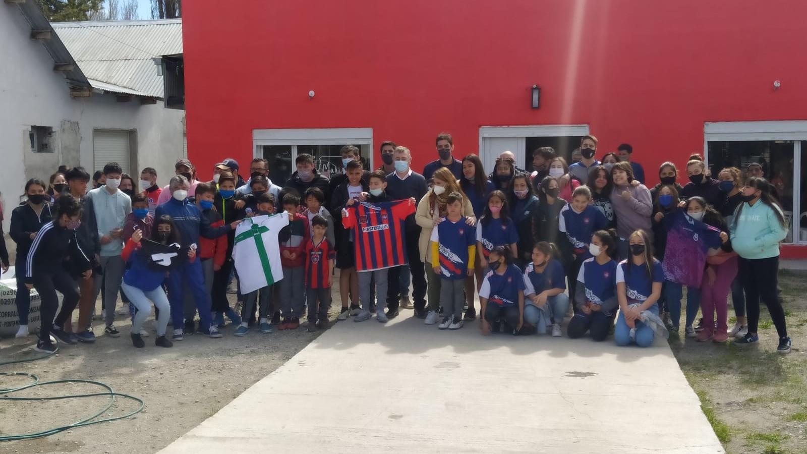 Entregan indumentaria a clubes de Perito Moreno