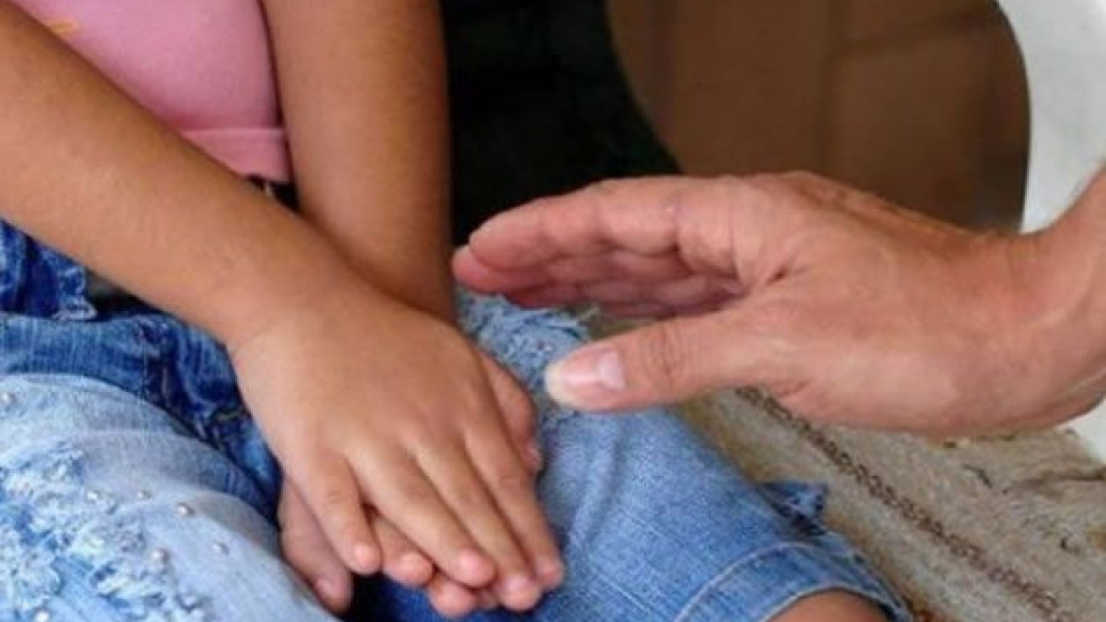 Condenan a 13 años de prisión a un hombre que abusó y entregó a su hija