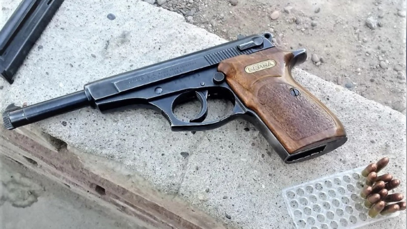 Una chica de 13 años atacó a tiros la casa de la vecina