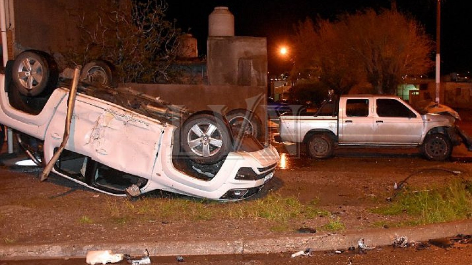 Caleta Olivia: choque y vuelco entre dos camionetas