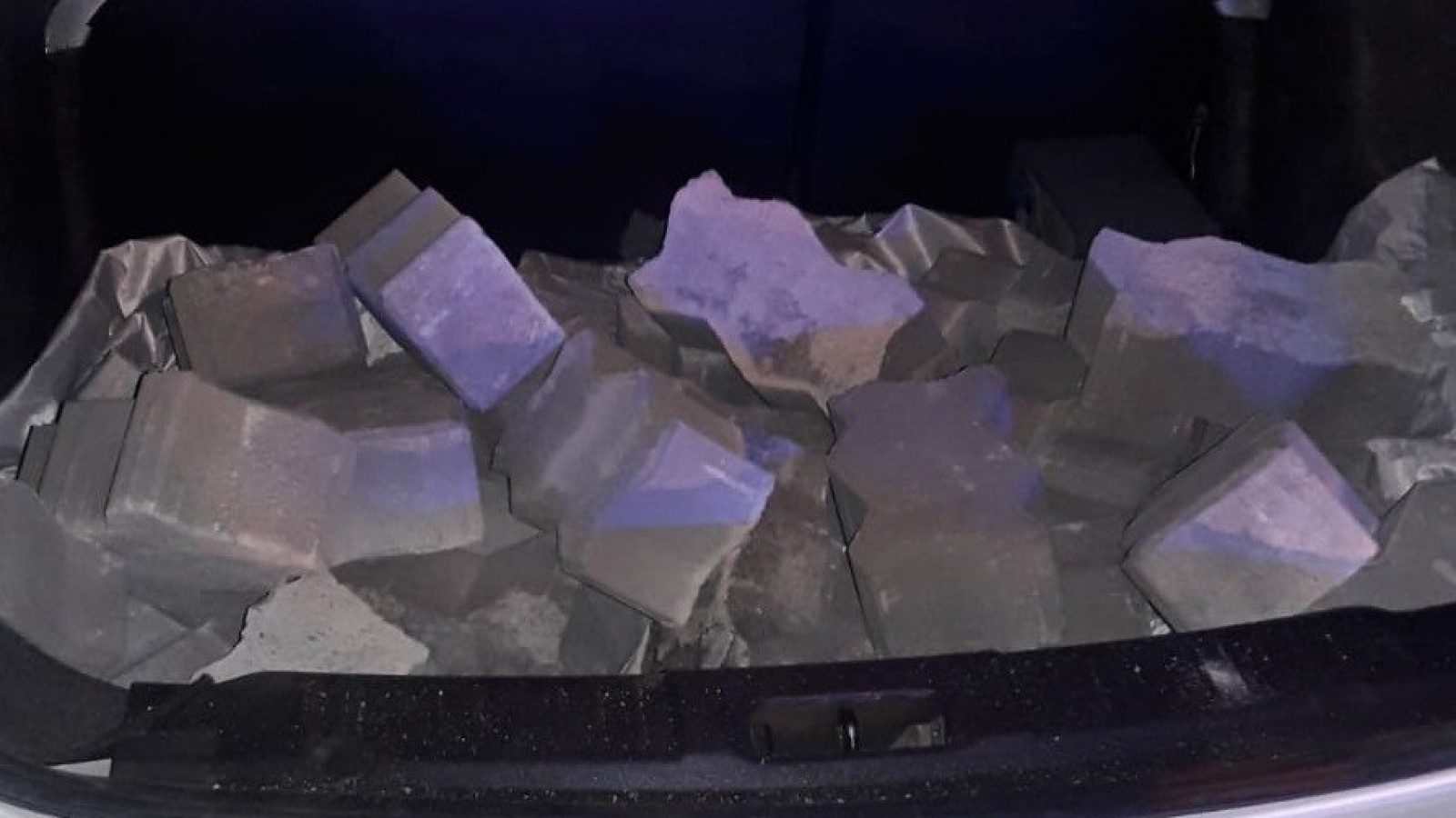 Detienen a una abuela, su hija y su nieta de 9 años que robaban adoquines