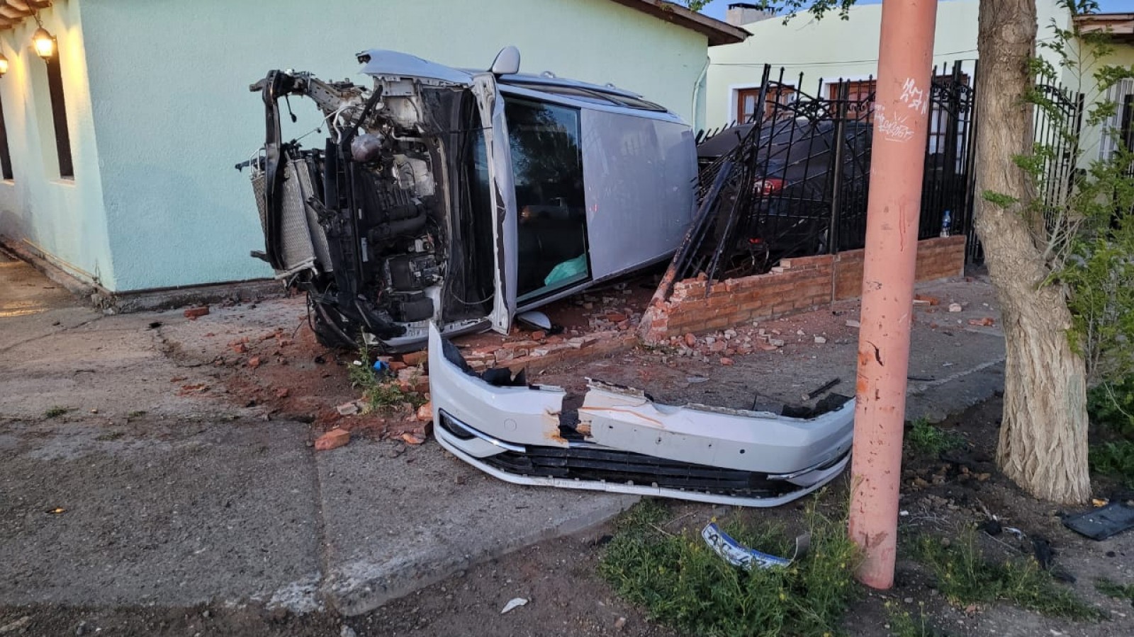 Chocaron y un auto quedó volcado en el patio de una casa, los conductores huyeron