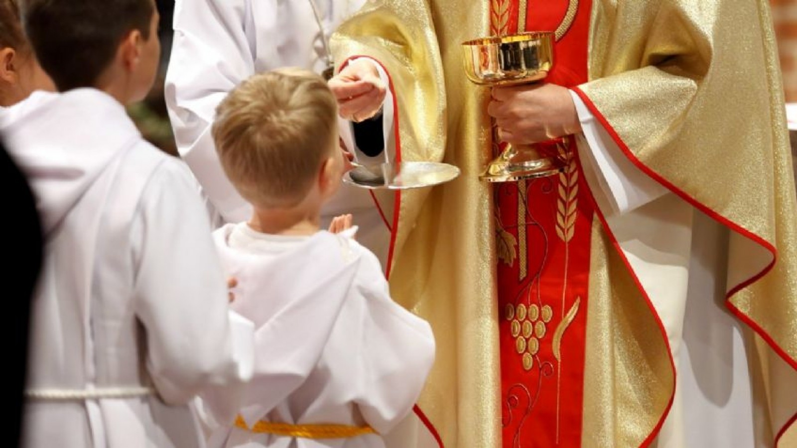 Revelan lista de 3.200 curas abusadores de niñas y niños en la Iglesia católica de Francia