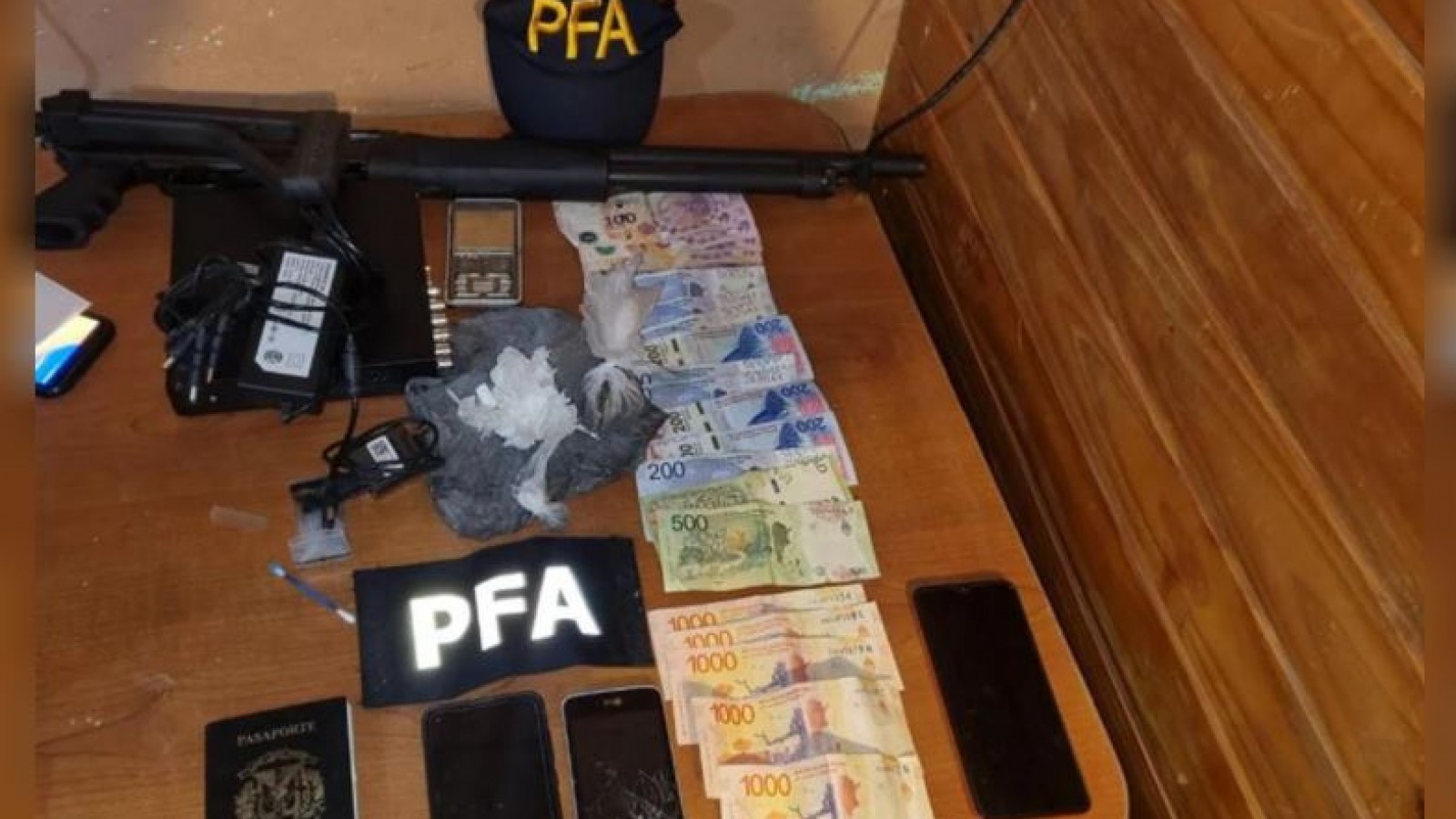 Allanamientos en Comodoro y Caleta Olivia: secuestraron droga, dinero y hay cinco detenidos