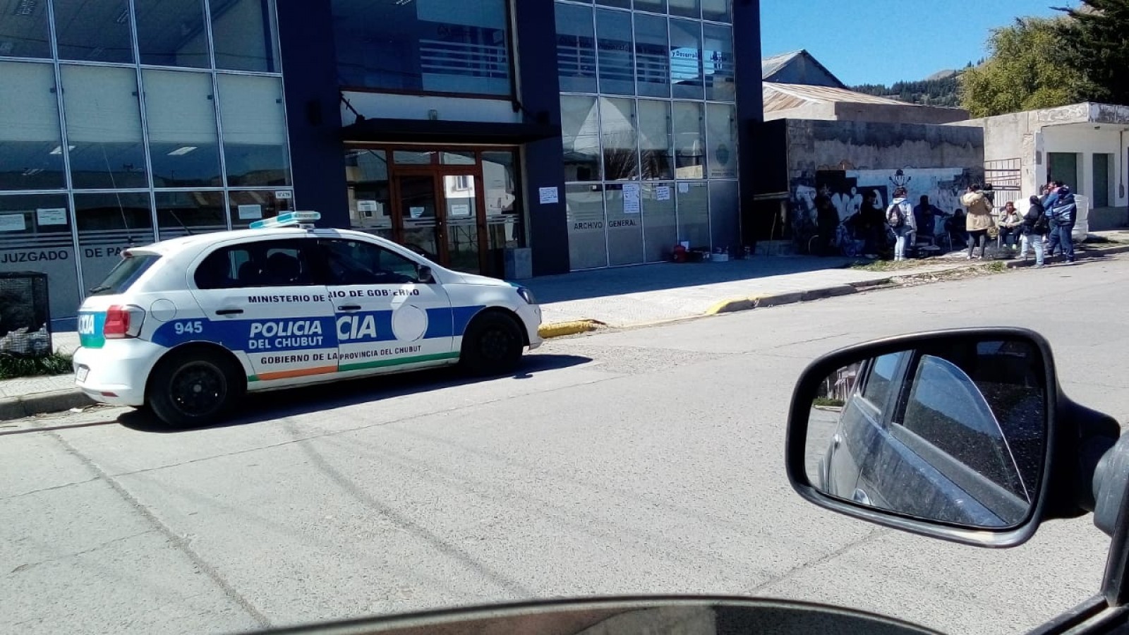 Esquel: jefas de familia levantaron la toma del Instituto Provincial de Vivienda