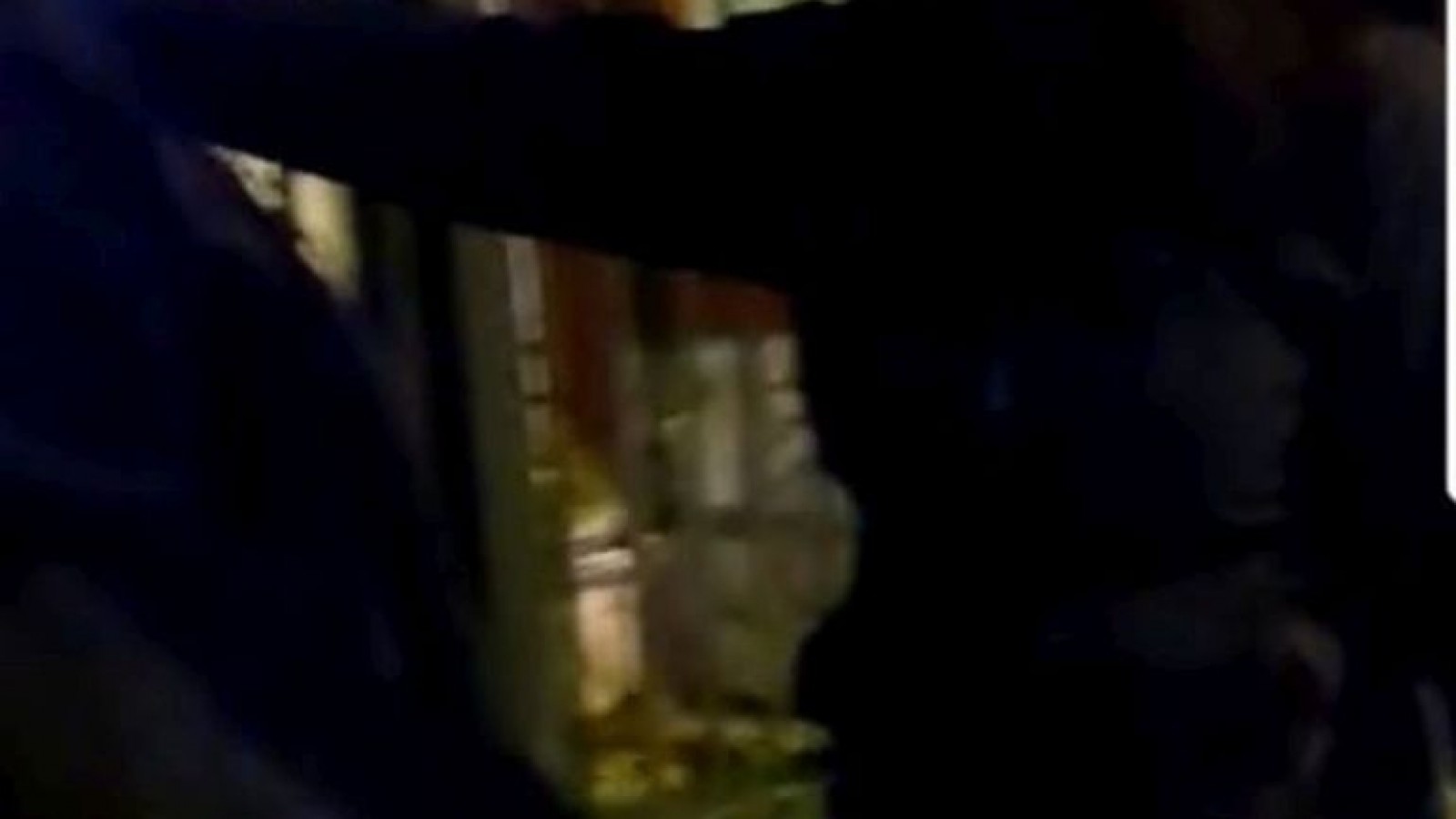 Fue hasta la casa de su ex, enfrentó a los policías y fue detenida