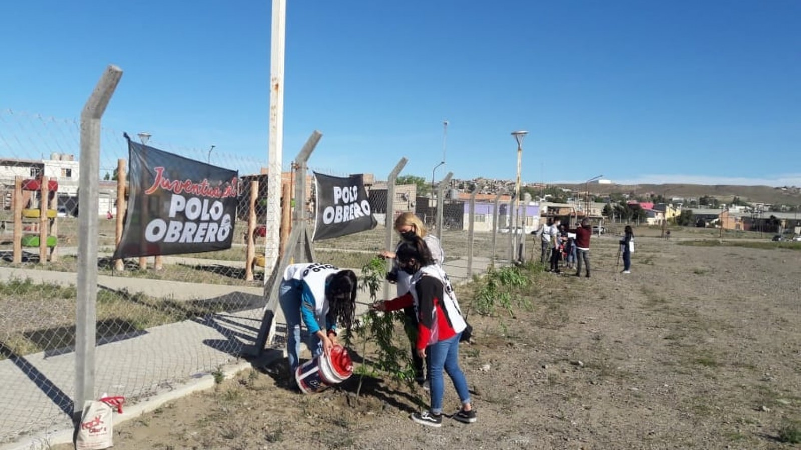 El Polo Obrero impulsa un Proyecto de Forestación Barrial en Caleta Olivia