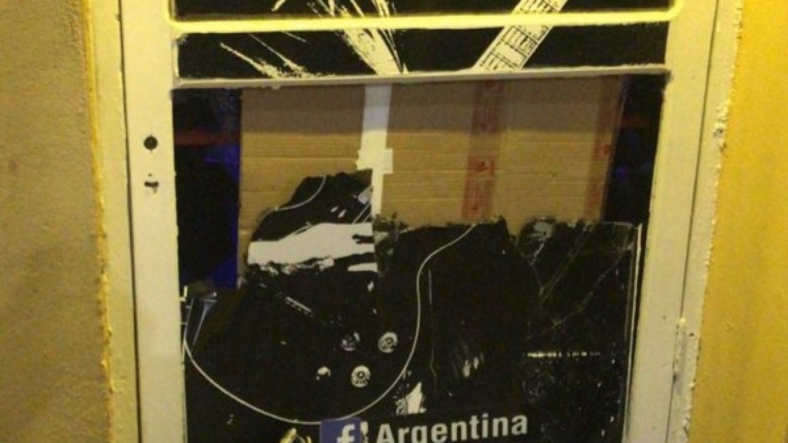 tenía pedido de captura, se emborrachó y causó destrozos en un bar