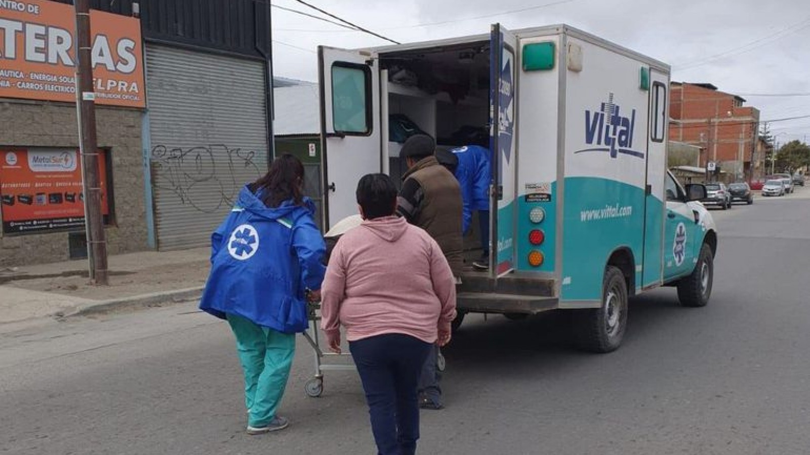Se abrieron las puertas de la ambulancia y un paciente cayó a la calle