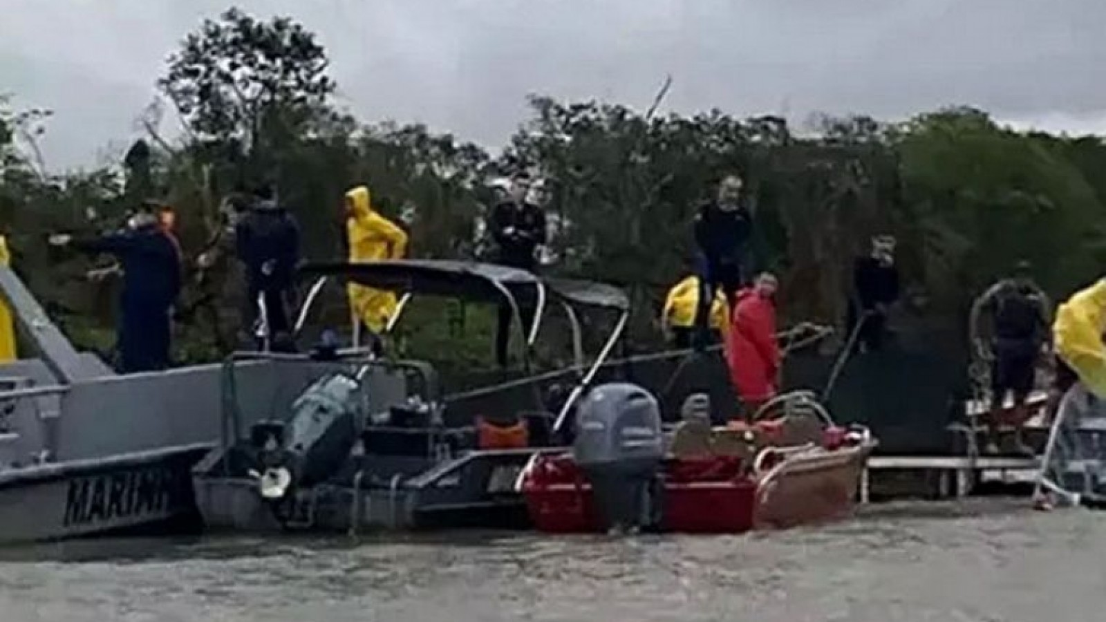 Al menos seis muertos tras hundirse un barco-hotel en Brasil