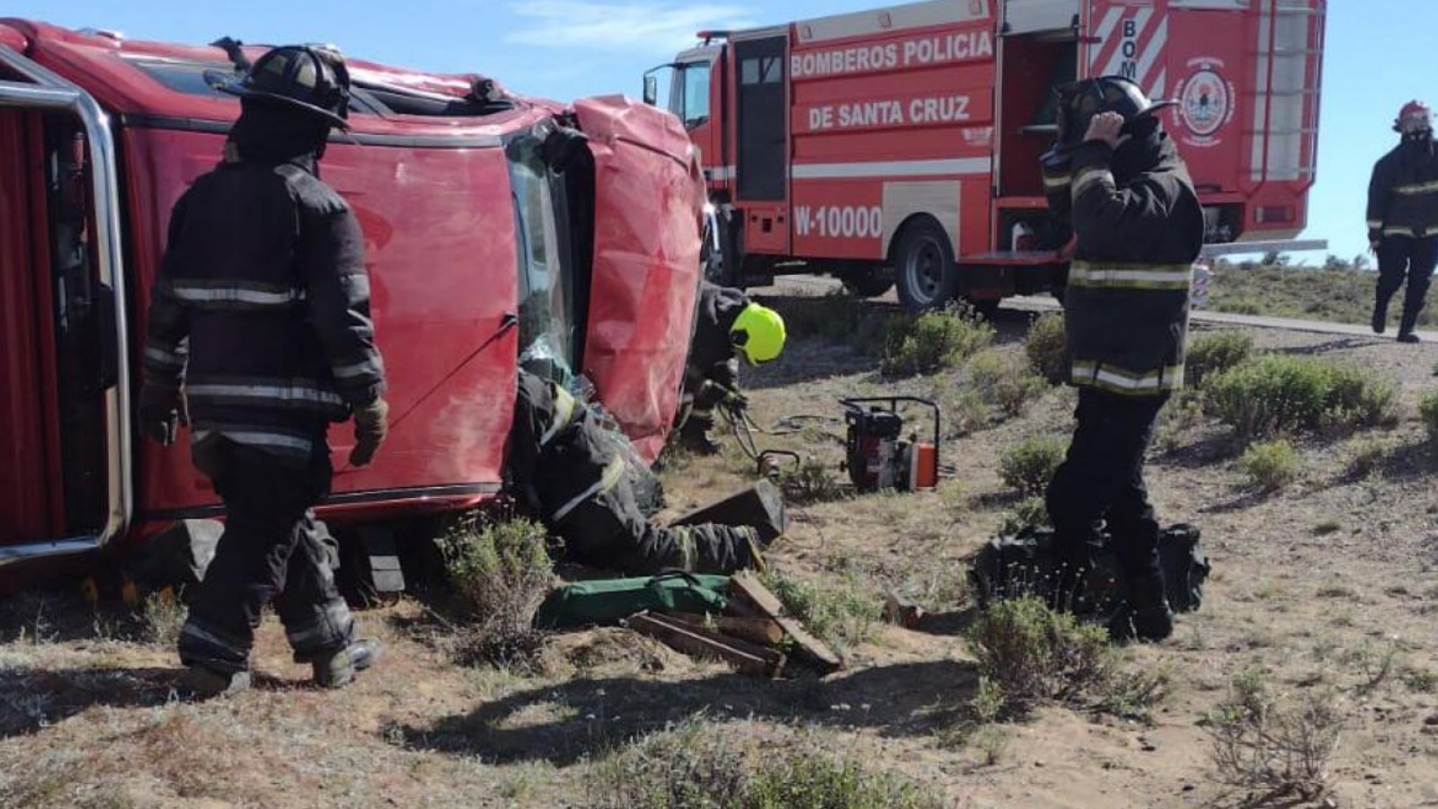 Vuelco en Ruta N° 3: uno de los ocupantes quedó atrapado dentro del vehículo