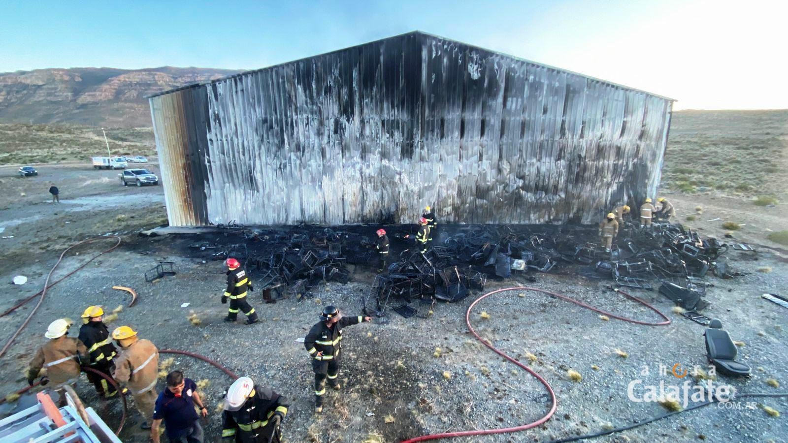 Se incendió un enorme galpón que pertenece a Lázaro Báez e investigan si fue intencional
