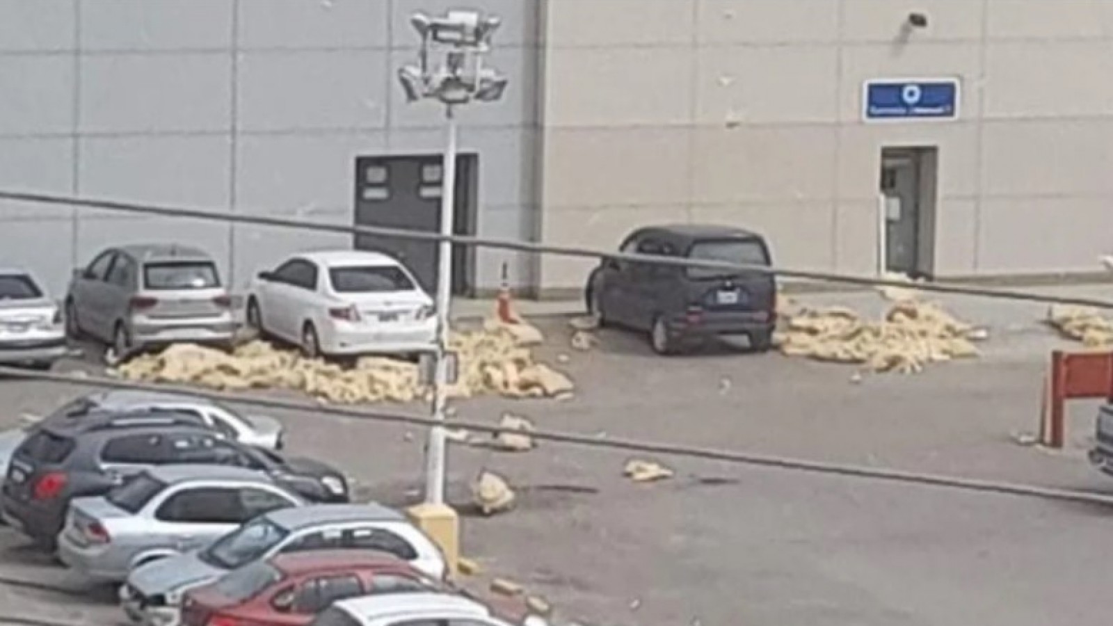 VIDEO: Por el viento se voló el techo del Waltmart de Comodoro y evacuaron el lugar de urgencia