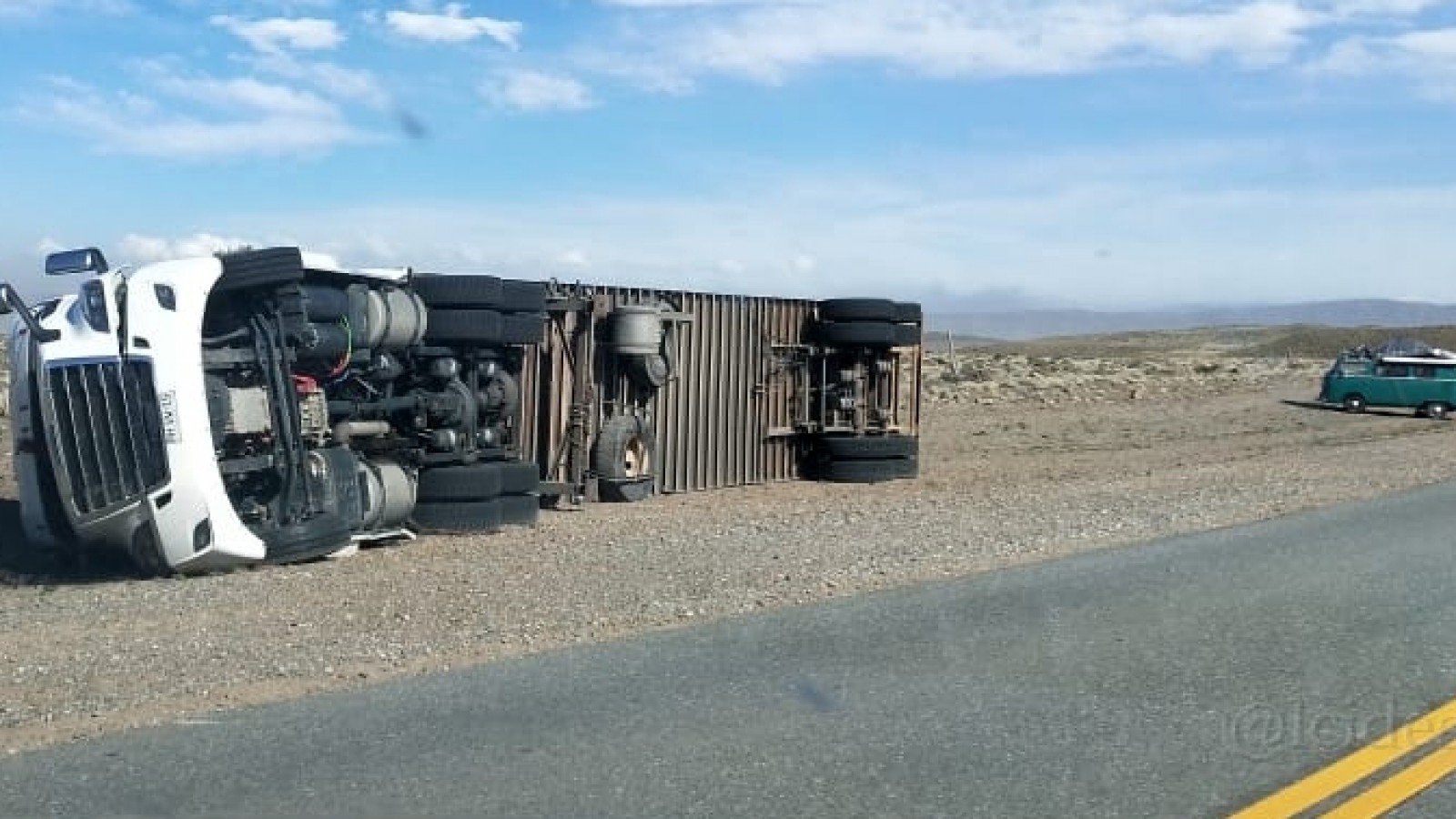 Volcó camión en Ruta 40 por el fuerte viento