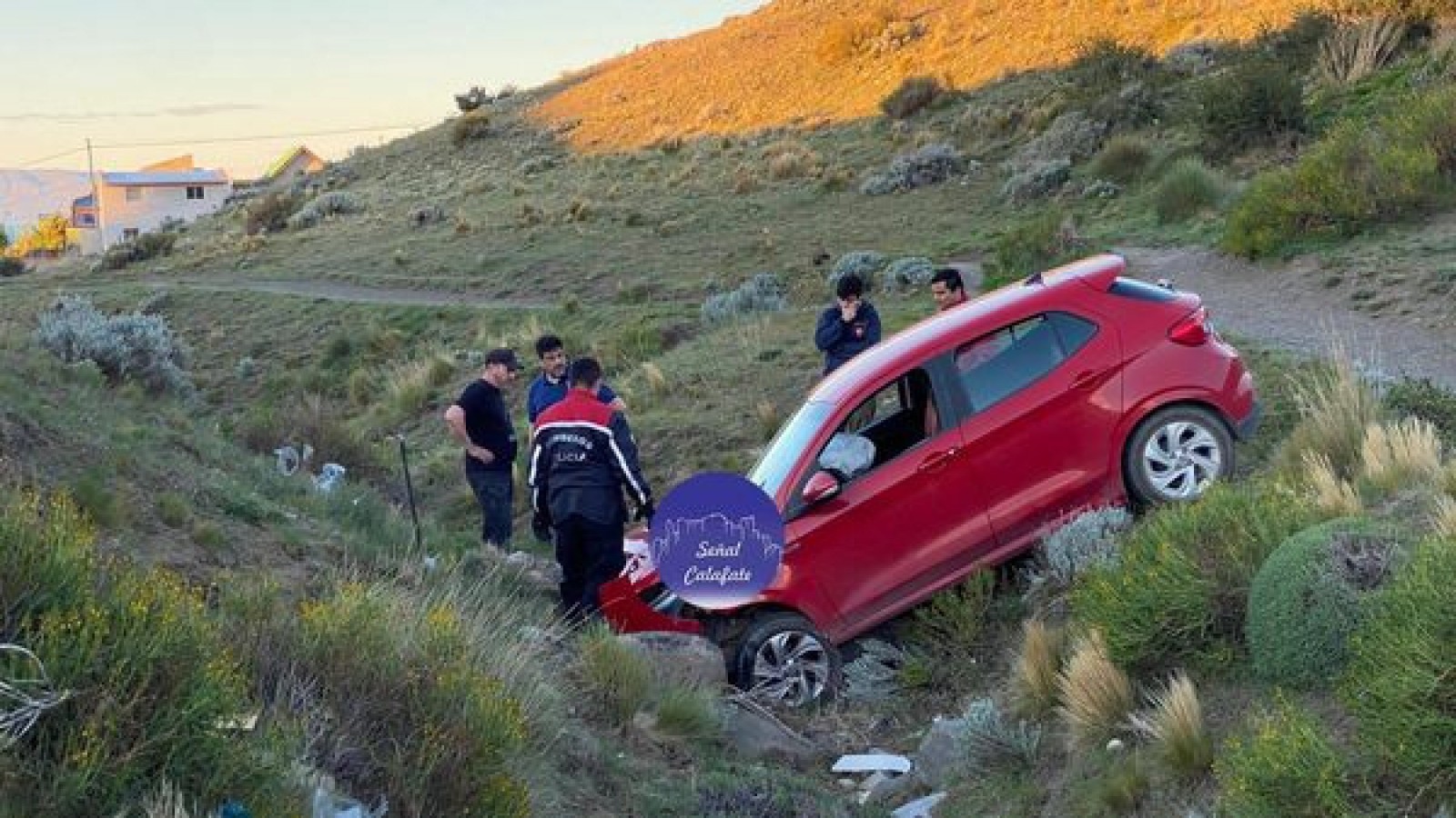 Dejó el coche estacionado sin freno y cayó en un cañadón