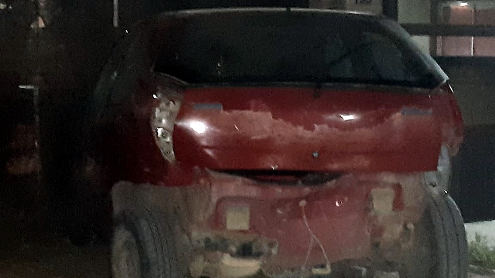 Circulaba en exceso de velocidad y chocó contra dos autos estacionados