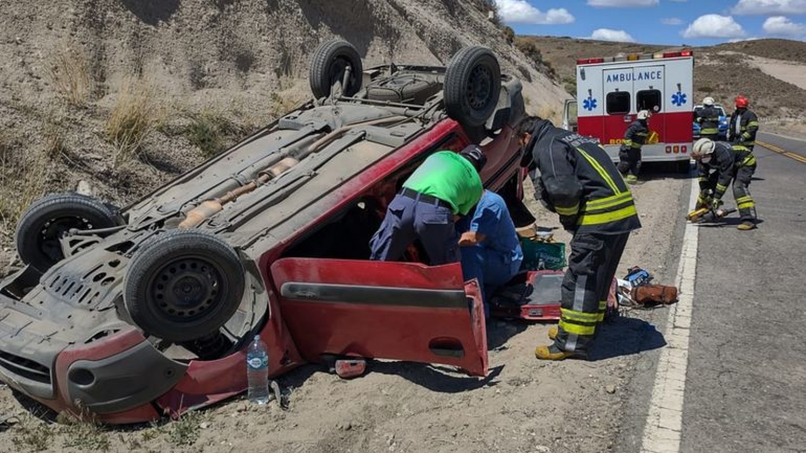 Cuatro turistas volcaron en la Ruta 40, dos de ellos quedaron atrapados en el vehículo