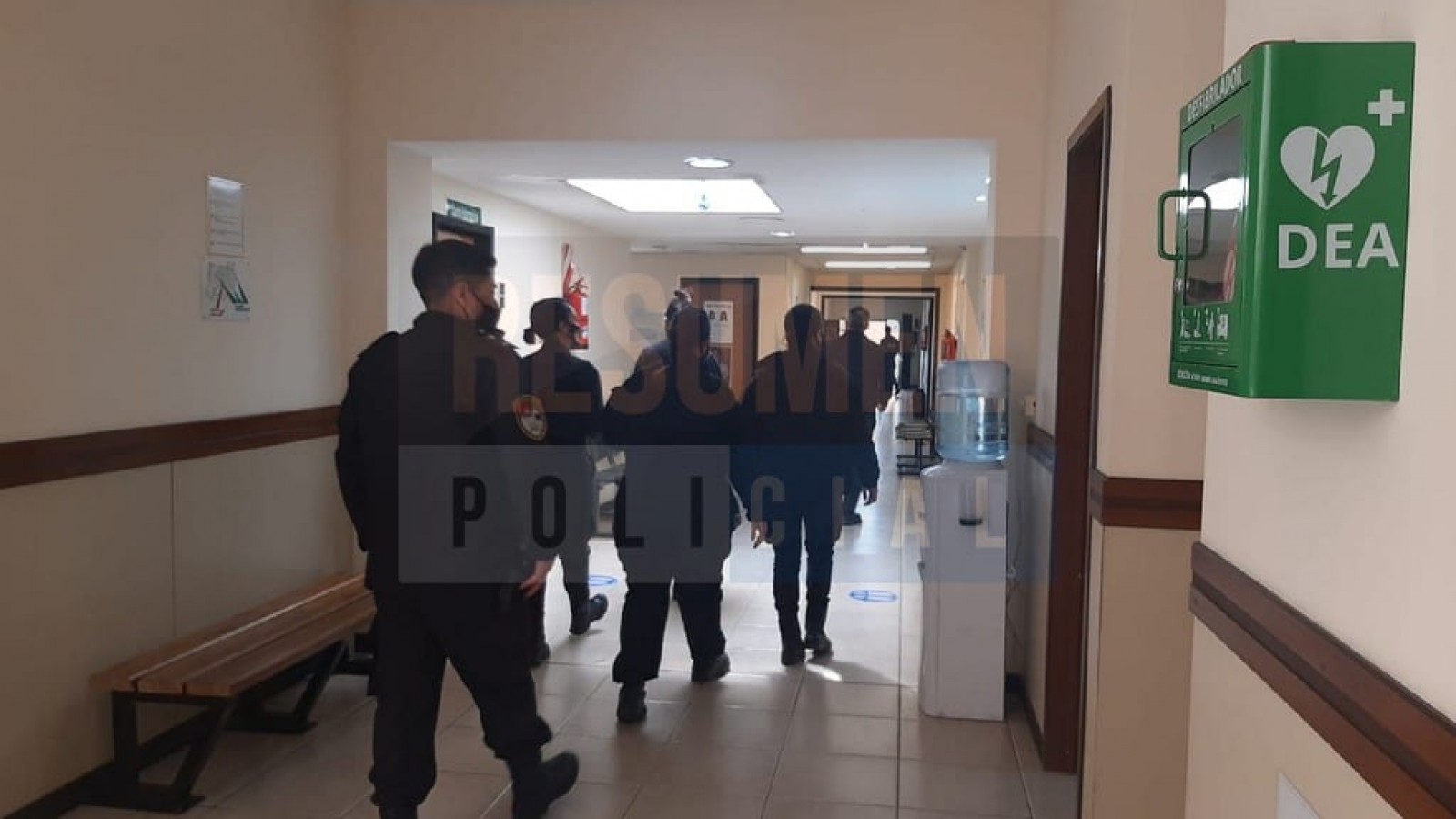 Jefe policial involucrado en escandaloso episodio de Violencia de Género, se atrincheró en su casa