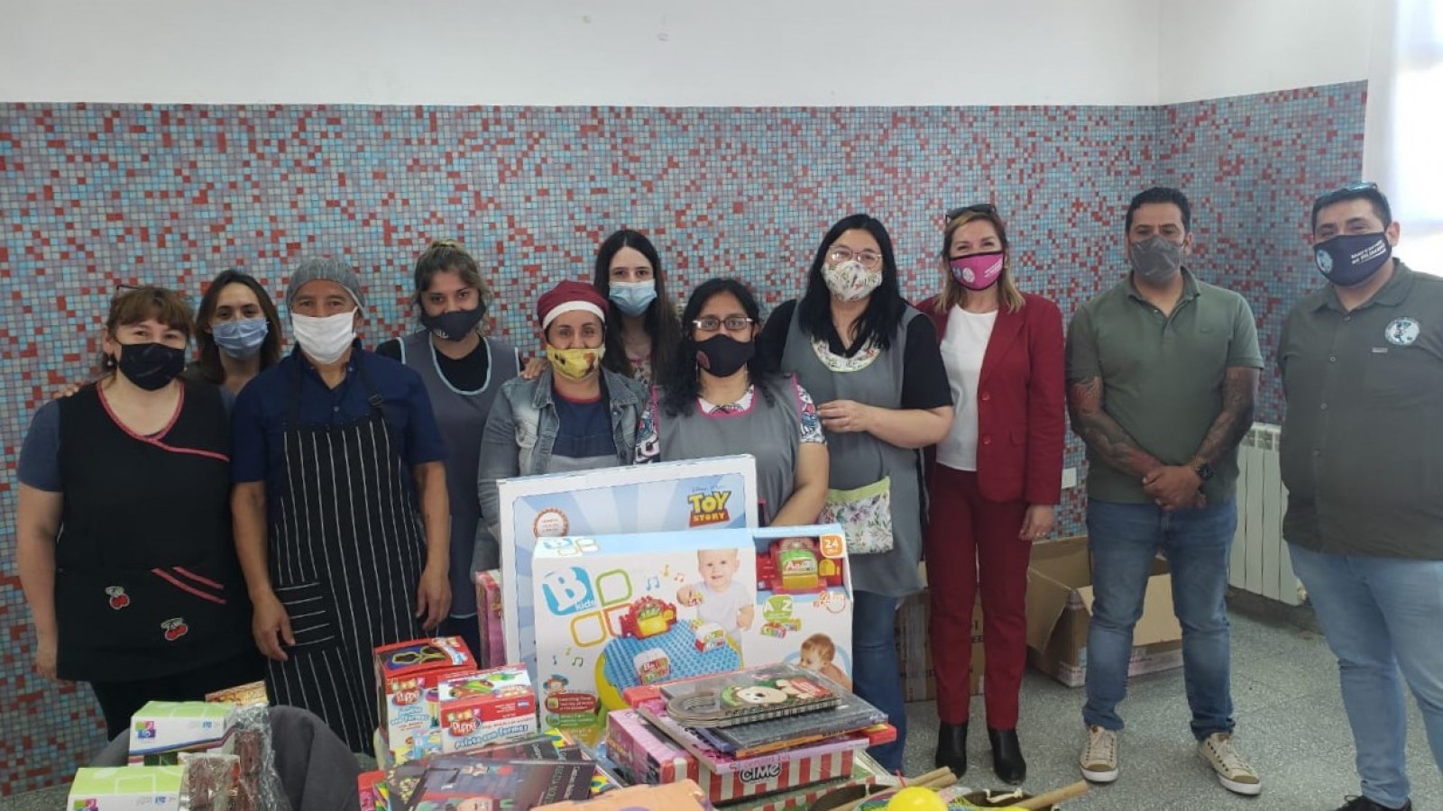 Petroleros Jerárquicos llegaron con una donación a la Escuela Especial