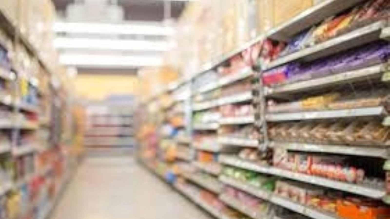 Intentaron llevarse a escondidas más de veinte paquetes de golosinas y elementos de higiene personal.