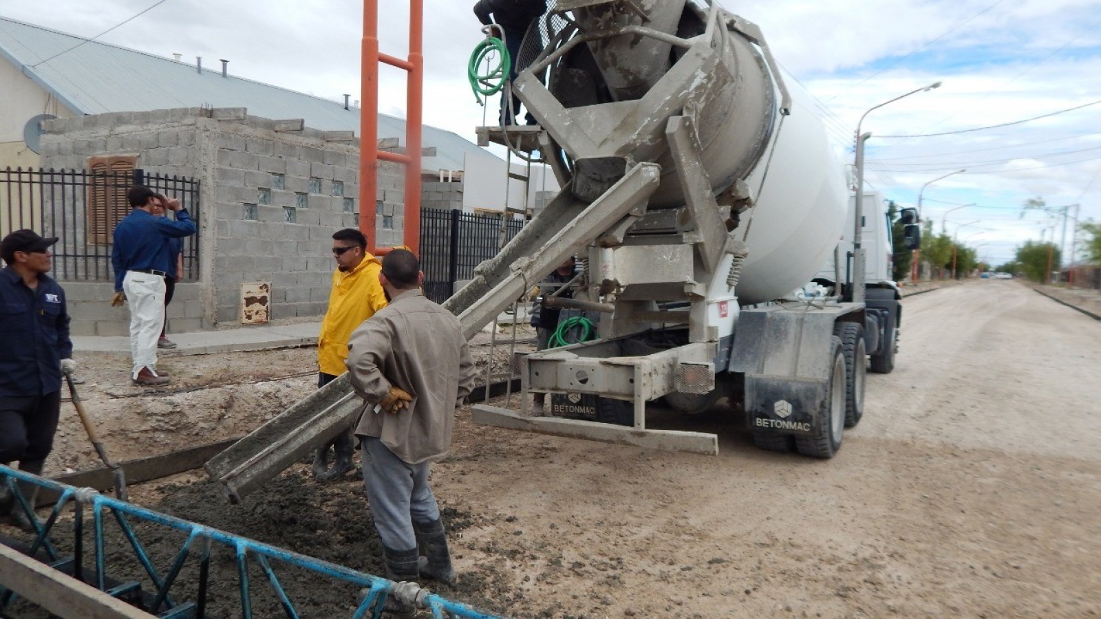 Pico Truncado: comenzó el hormigonado en la calle Reverendo González