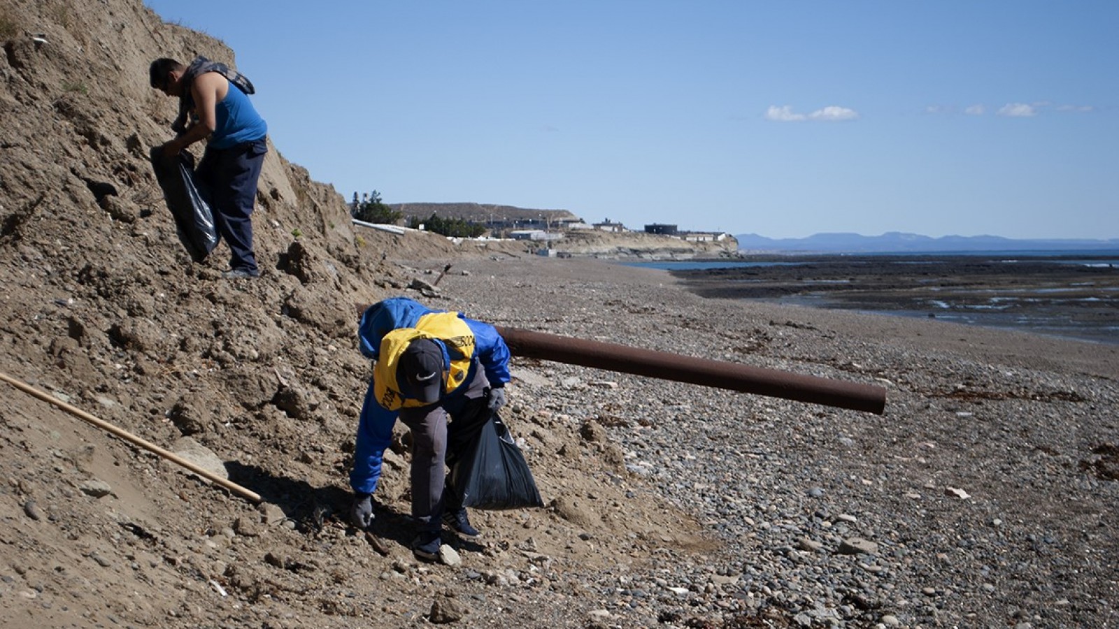 Temporada de verano: el Municipio de Caleta Olivia ejecuta un plan de limpieza en playas urbanas